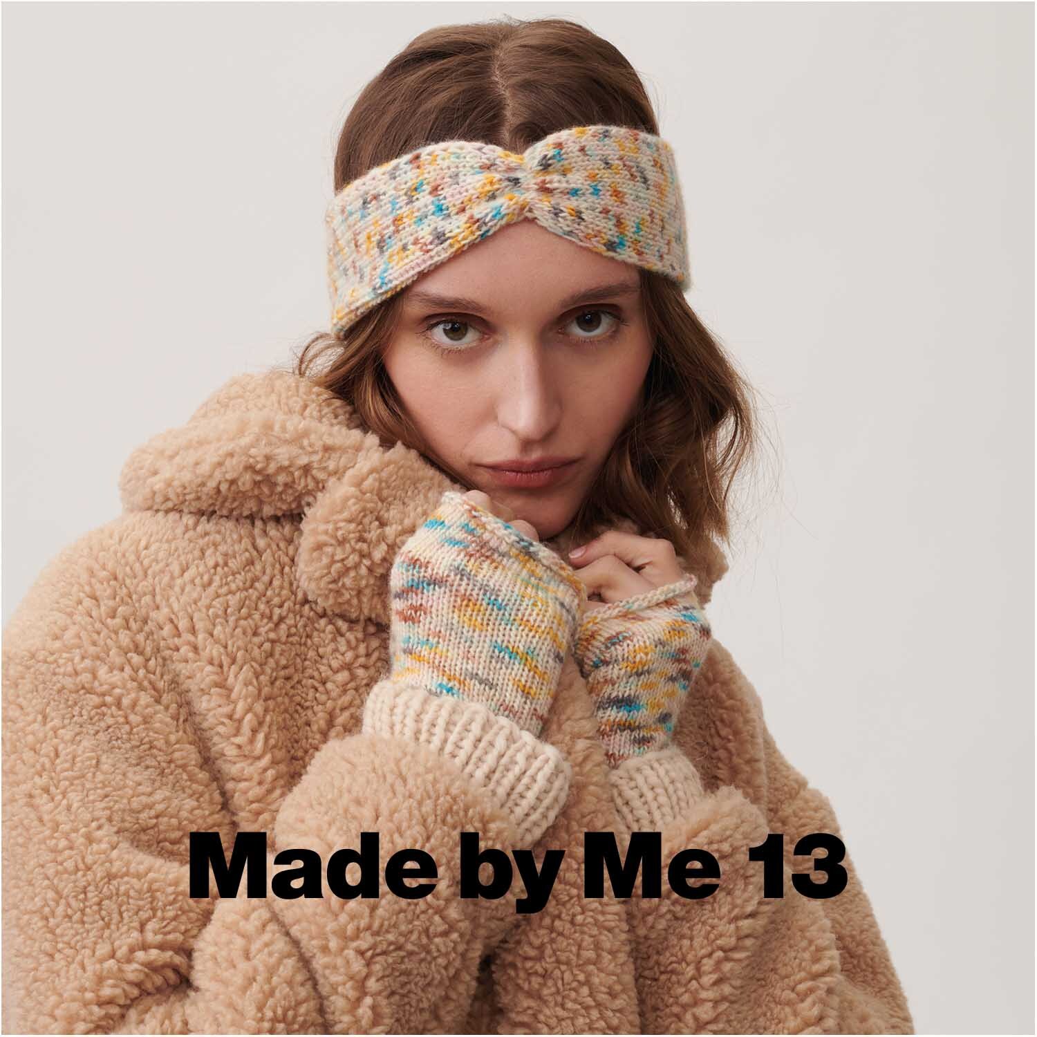 Luxury Hand-Dyed Happiness dk: Frau in flauschigem Mantel mit gestricktem Stirnband und Handschuhen in Karamell-Petrol von Rico Design.