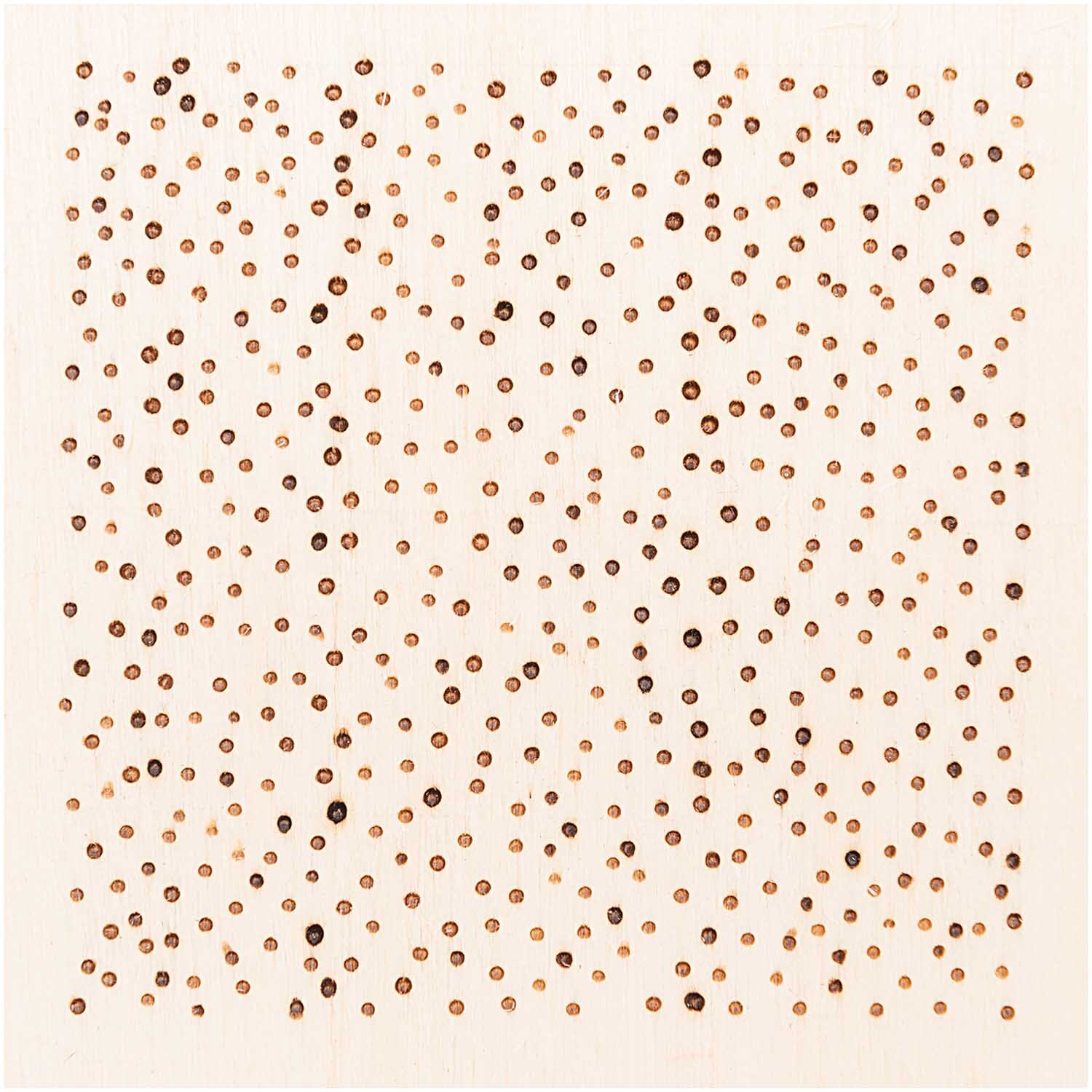 Brandmalkolben-Set inkl. 5 Aufsätze: Holzplatte mit braunen, gepunkteten Mustern von Rico Design.