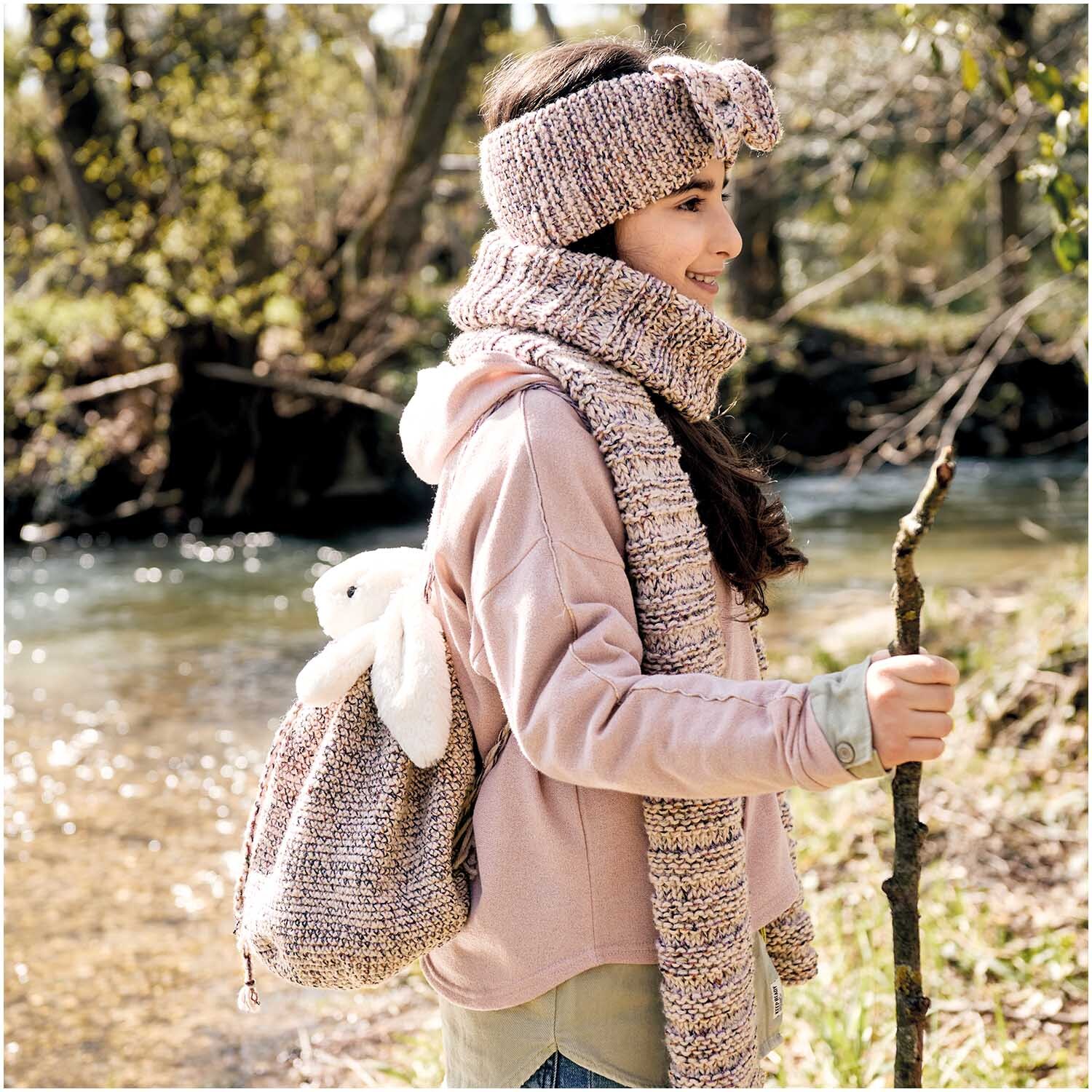 Essentials Mega Wool Tweed chunky 100g 125m Farbe Puder von Rico Design Essentials Mega Wool Tweed chunky Schal und Stirnband in Naturtönen, ideal für Outdoor-Abenteuer. Perfekt für kühle Tage am Fluss.