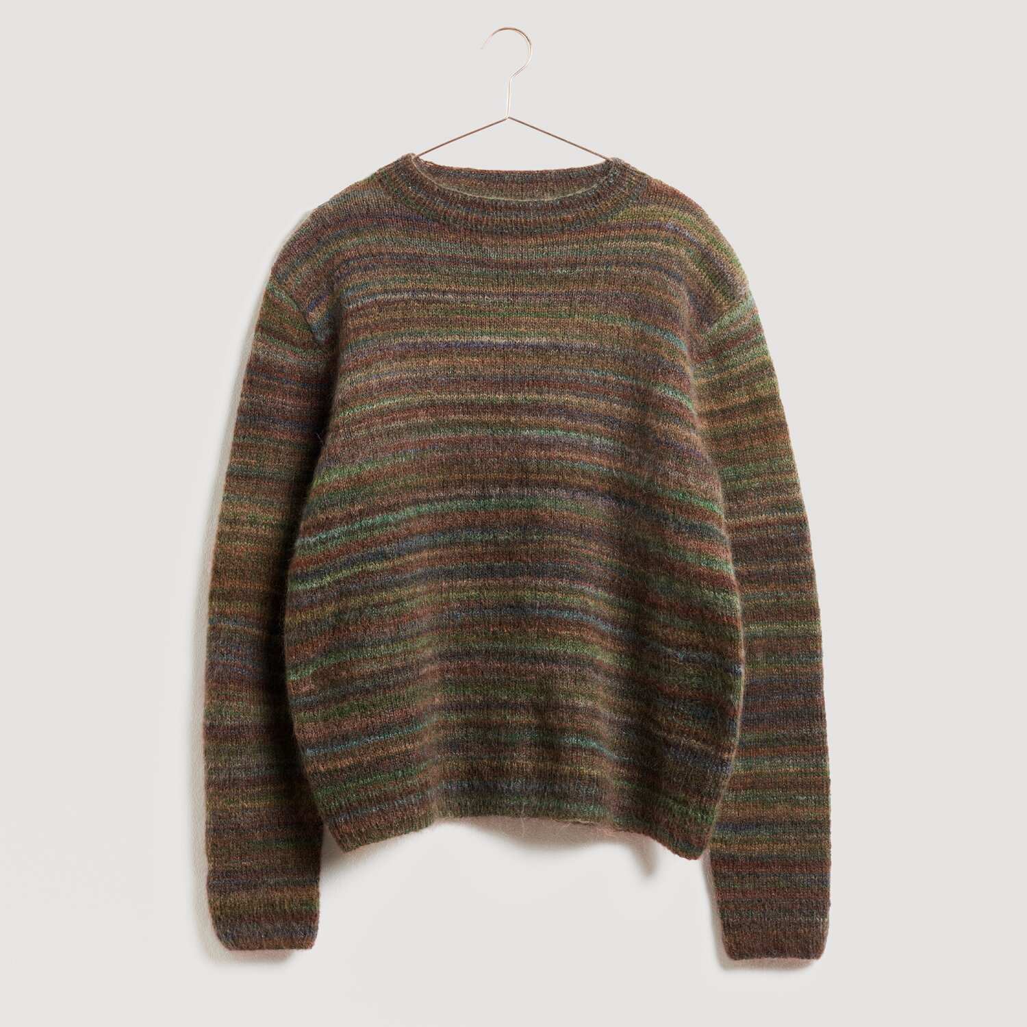 Brauner, gestreifter Pullover von Modell Legeware, hängend an einem Kleiderbügel. Der Pullover zeigt ein dezentes, mehrfarbiges Streifenmuster und ist ideal für kühle Tage.