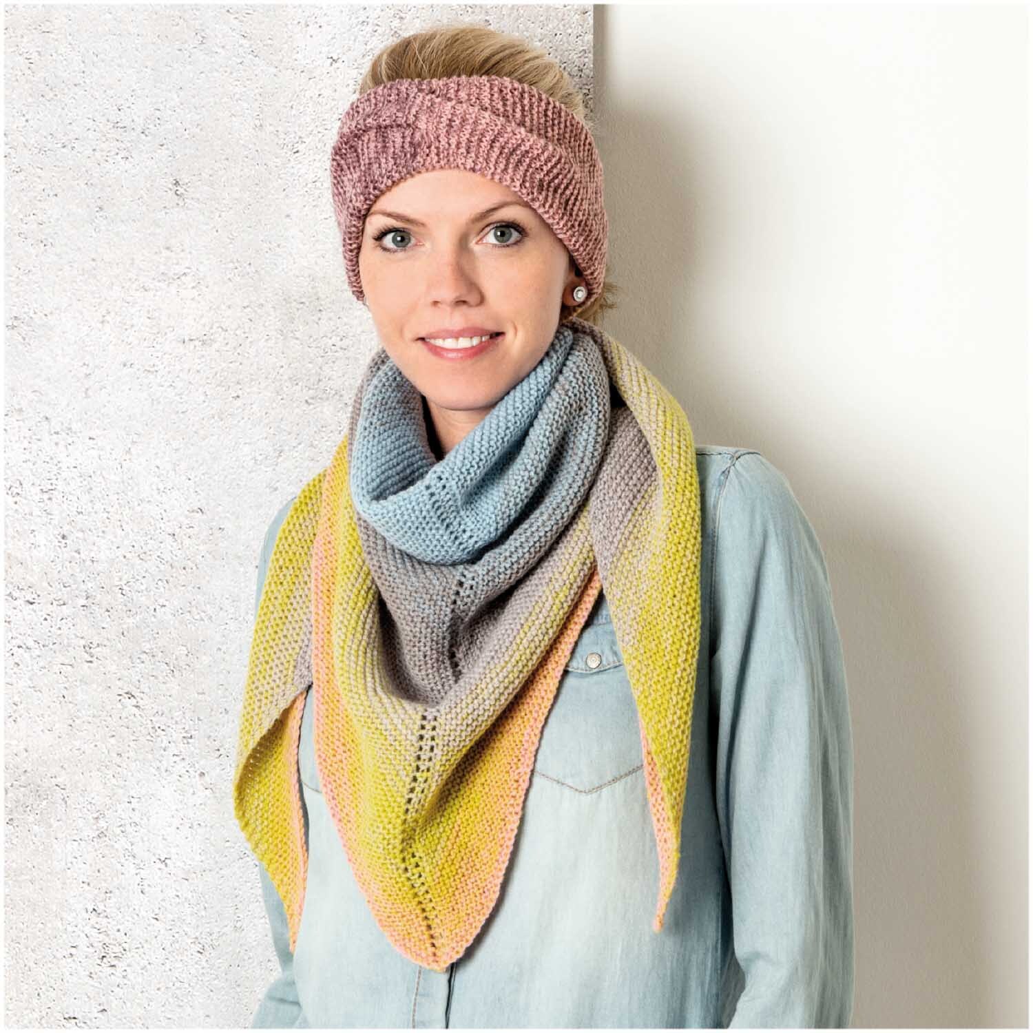 Creative Wool Dégradé Super6 Schal in Regenbogenfarben, getragen von Frau mit rosa Stirnband.