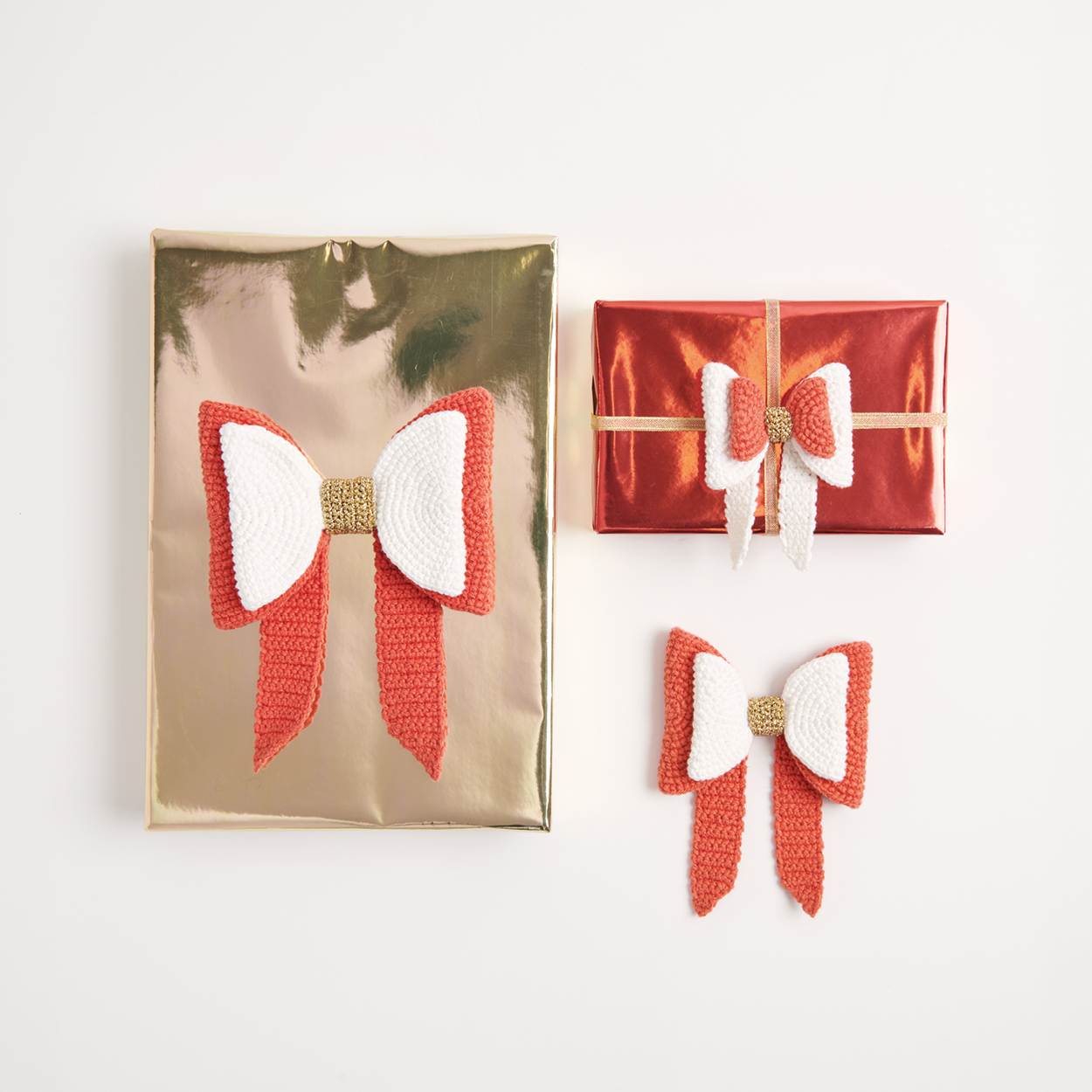3 Geschenke mit gehäkelten Schleifen