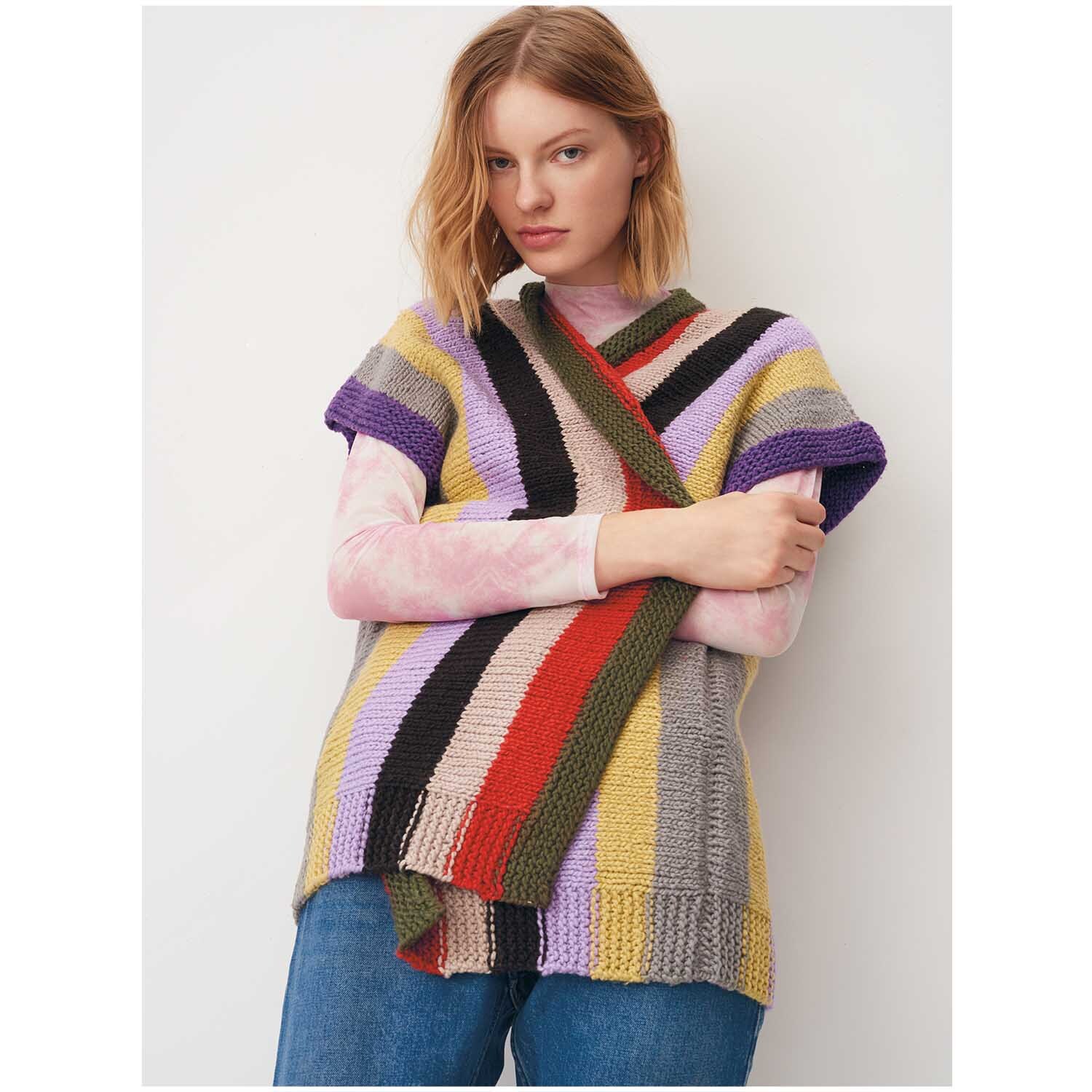 Creative So Cool + So Soft Cotton chunky: Frau trägt gestreiften Pullover in bunten Farben von Rico Design.