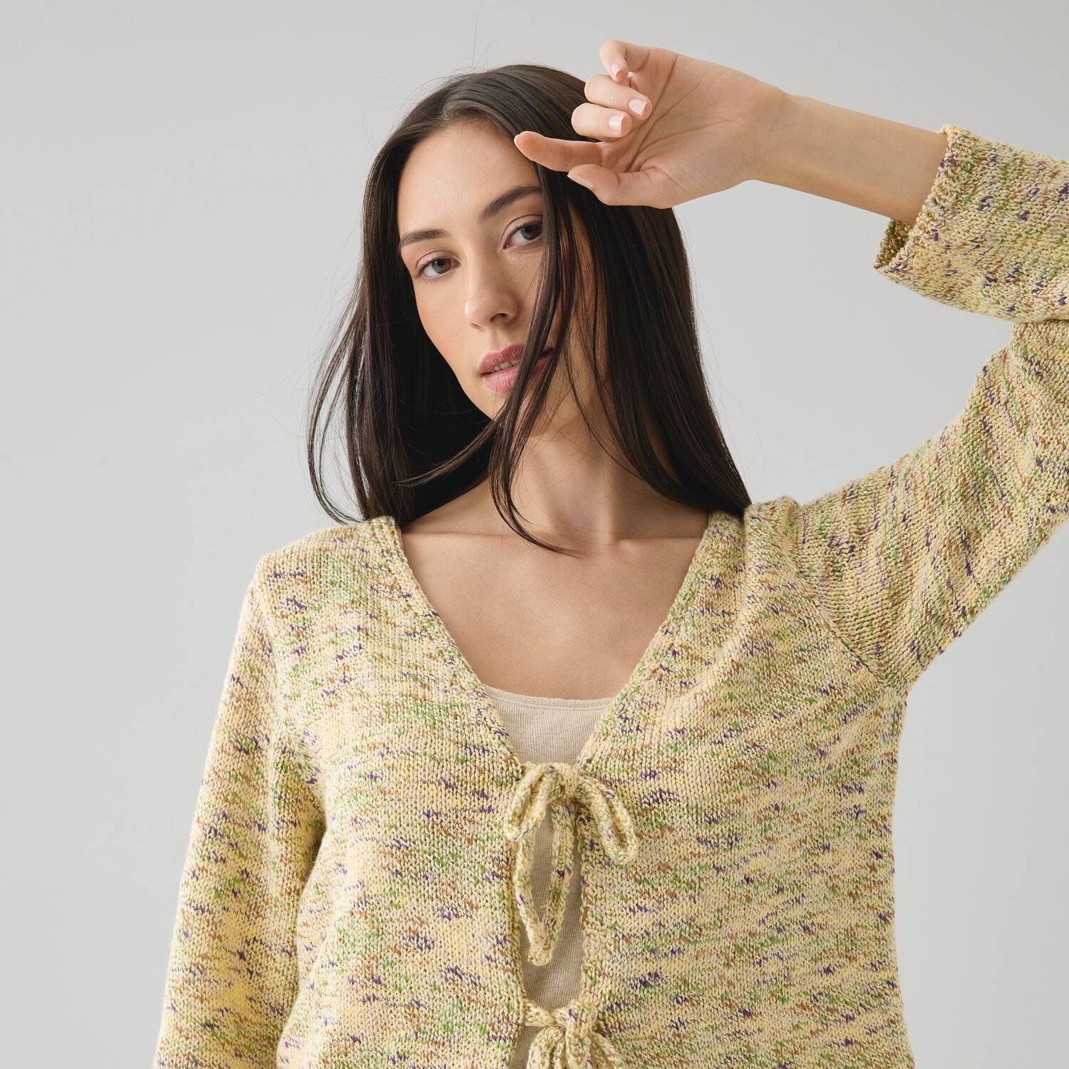 Strickset Jacke Modell 25 aus Die Neue Masche No. 15, gelb meliert, mit V-Ausschnitt und Bindebändern. Ideal für stilvolle, handgemachte Mode.