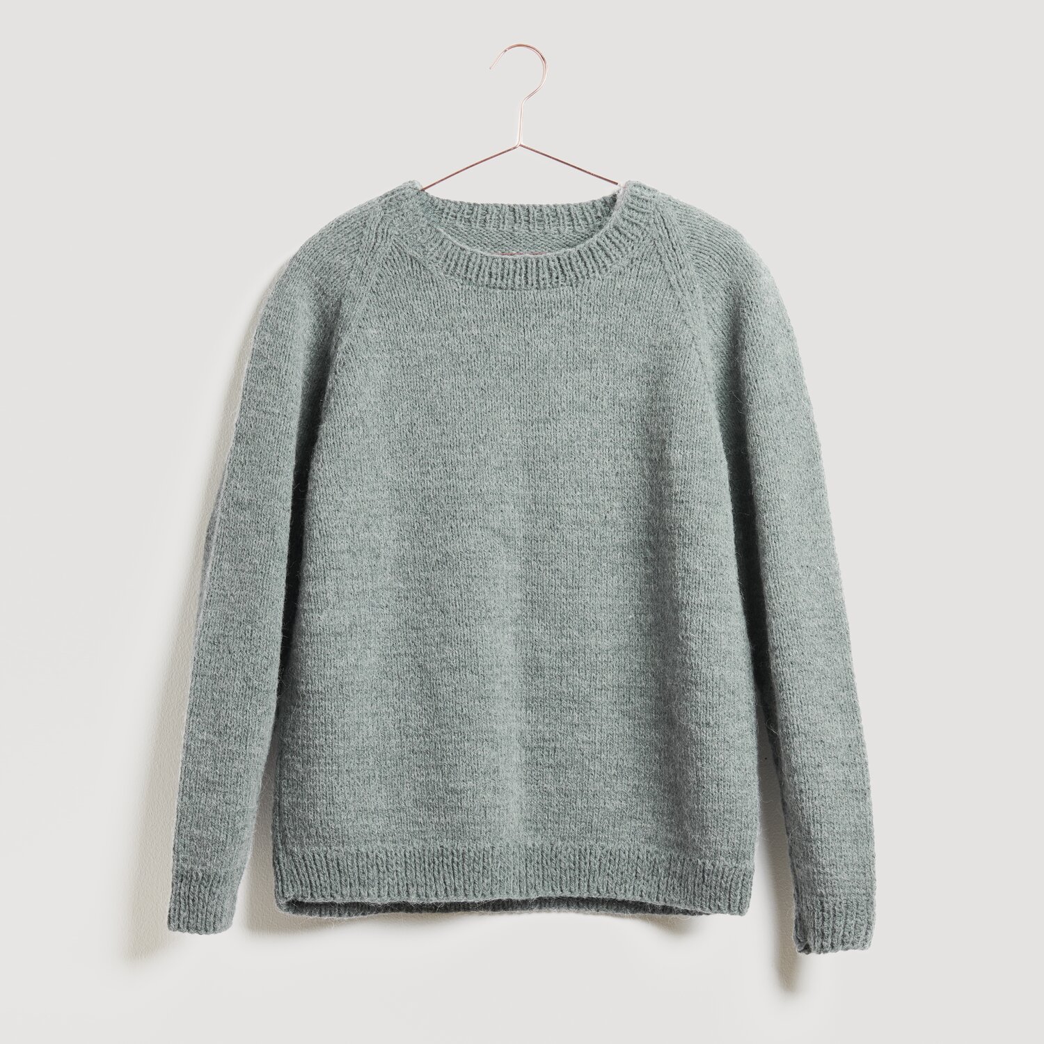 Grauer Pullover aus weichem Strickmaterial, hängend an einem Kleiderbügel. Marke: Modell Legeware. Ideal für kühle Tage, bietet Komfort und Stil. Perfekt kombinierbar mit Jeans.