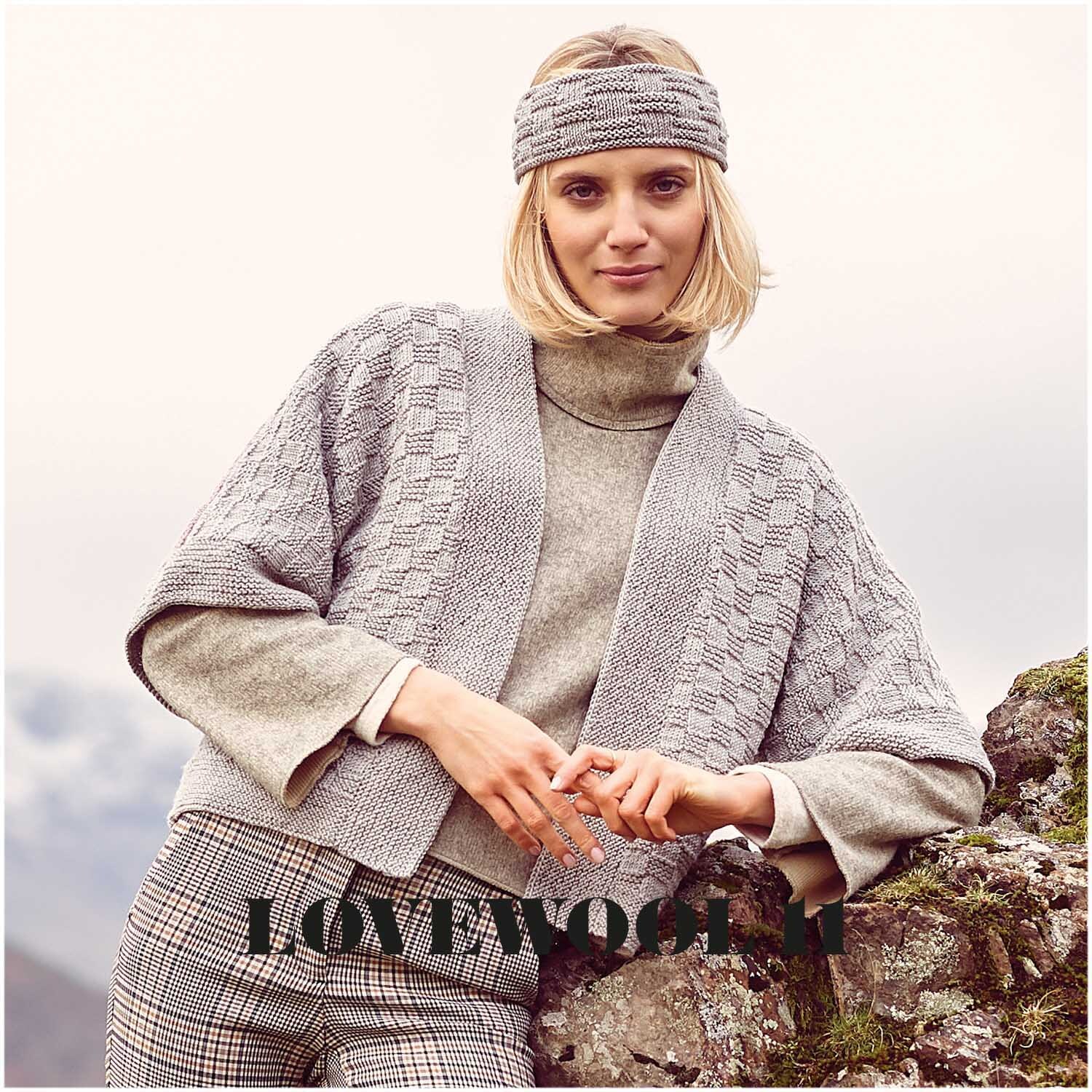 Essentials Merino dk: Frau in grauem Strickoutfit mit Stirnband in Berglandschaft, Rico Design.