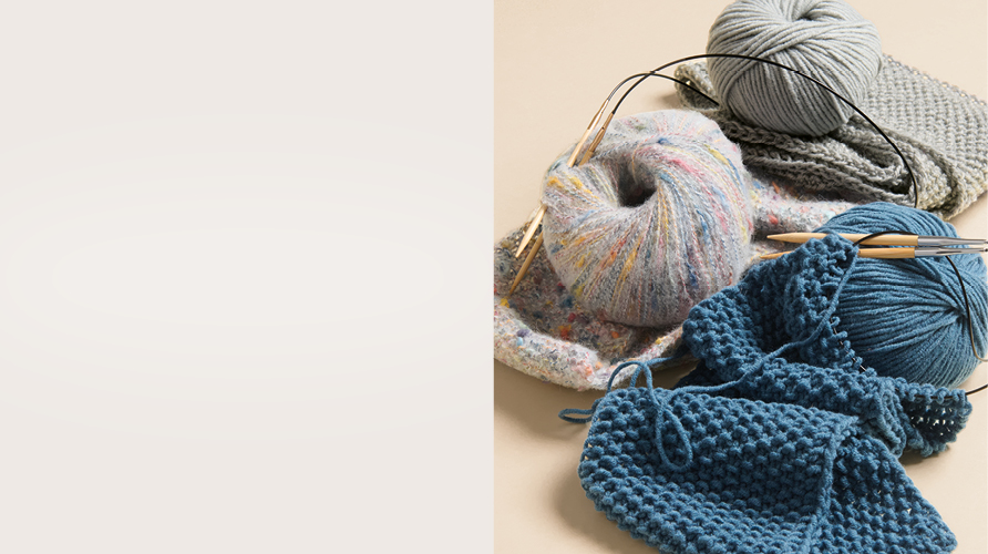 Drei verschiedene Strickstücke mit Rundstricknadeln und jeweiligem Garn, daneben ein hellgrauer Farbausschnitt.