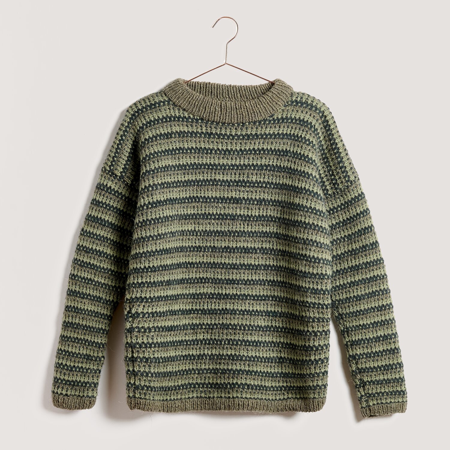 Soft Alpaca, gestrickter Streifenpullover aus Rico Design Garn, locker fallend mit Rundhalsausschnitt, präsentiert in harmonisch melierten Naturtönen, 50g 125m