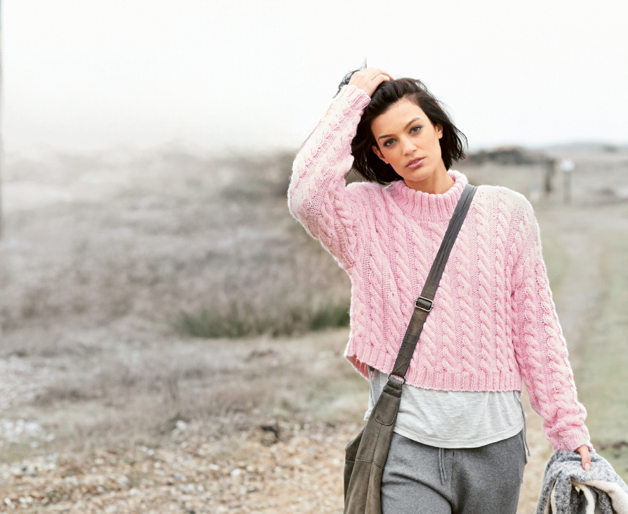 Frau mit rosa Strickpullover