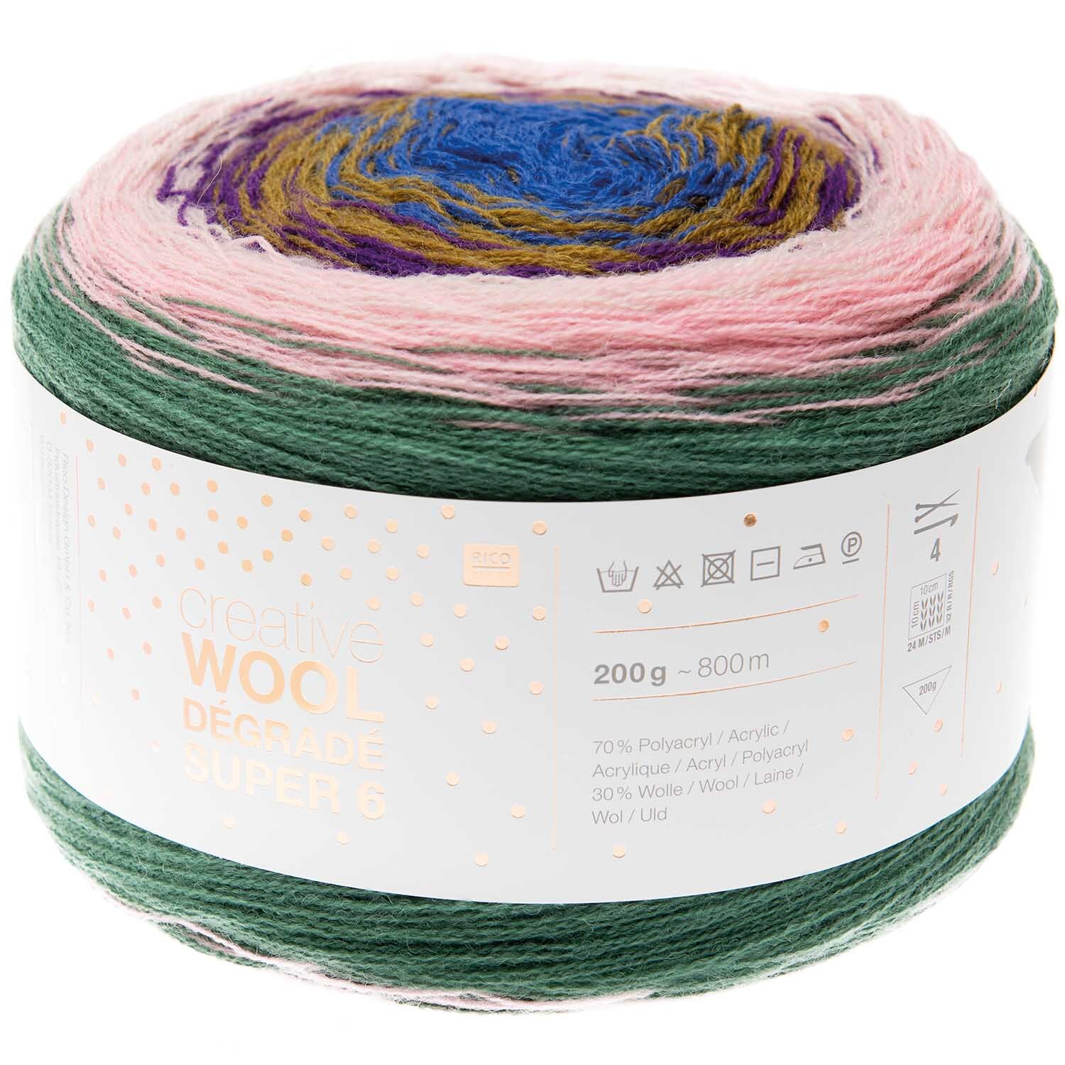 Creative Wool Dégradé Super6 von Rico Design in Lila-Grün, 200g, 800m, aufgerollt als Garnknäuel.