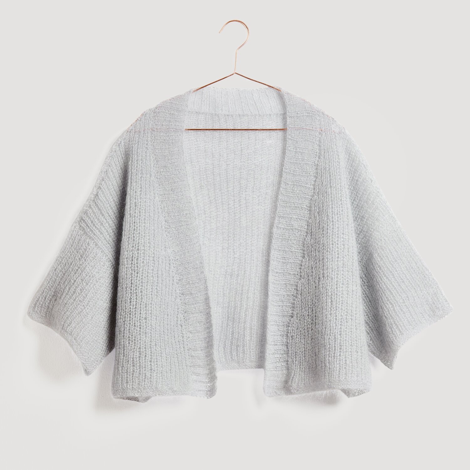 Grauer Strick-Cardigan von Modell Legeware, präsentiert auf einem Kleiderbügel. Der weiche Stoff und das offene Design machen ihn ideal für kühle Tage. Perfekt für einen lässigen, stilvollen Look.