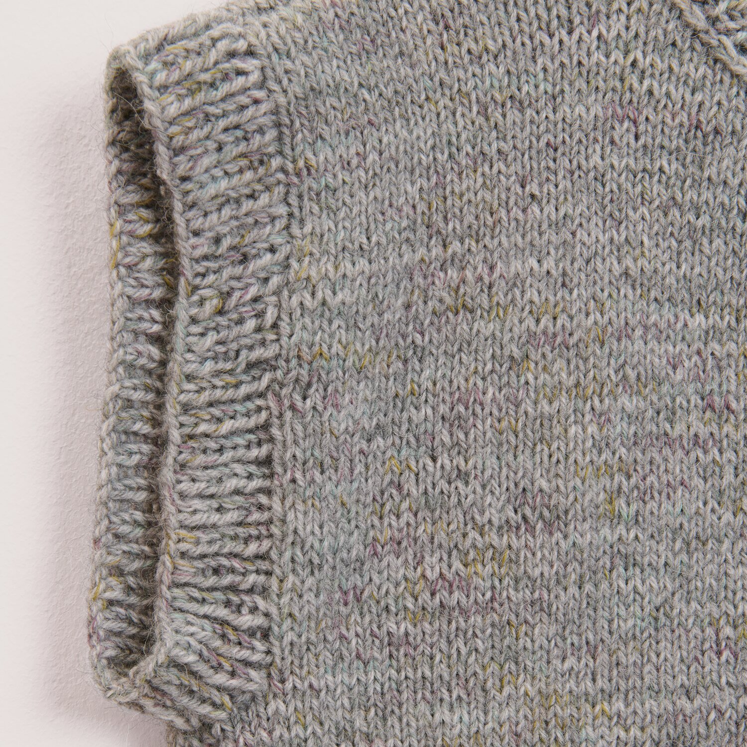 Soft Alpaca Creative Make It Multicolor, Rico Design, ärmelloses Strickstück in warmem Hellgrau, feine Maschenstruktur, Subtitel: 50g 125m 50g 750m