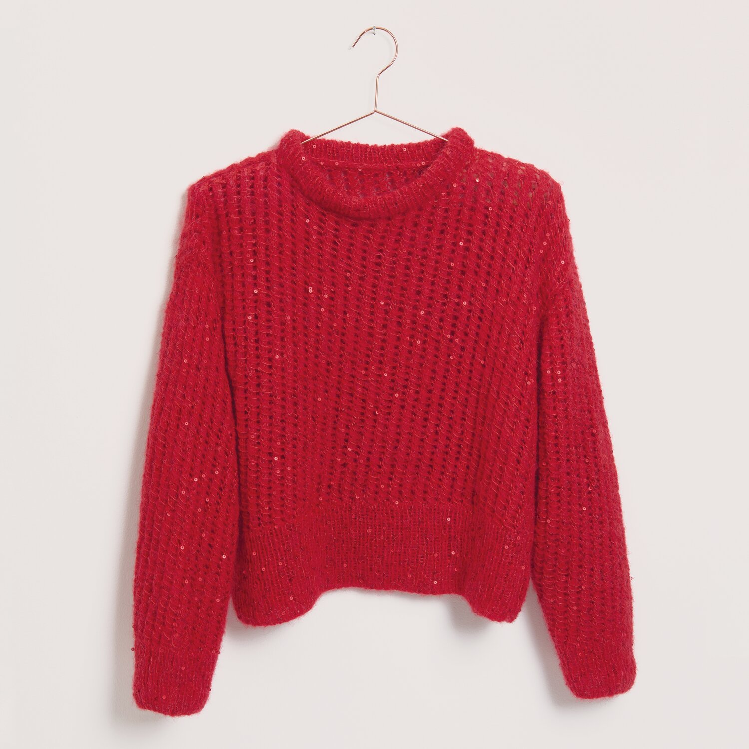Luxury Alpaca Cotton Fusion Creative Make It Paillette, gestrickter Damenpullover mit Rundhalsausschnitt und legerem Schnitt auf Bügel vor neutralem Hintergrund