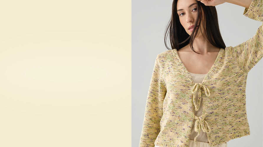 Ein pastell-gelber Farbauschnitt, daneben eine Frau mit einer gelben, gestrickten Jacke