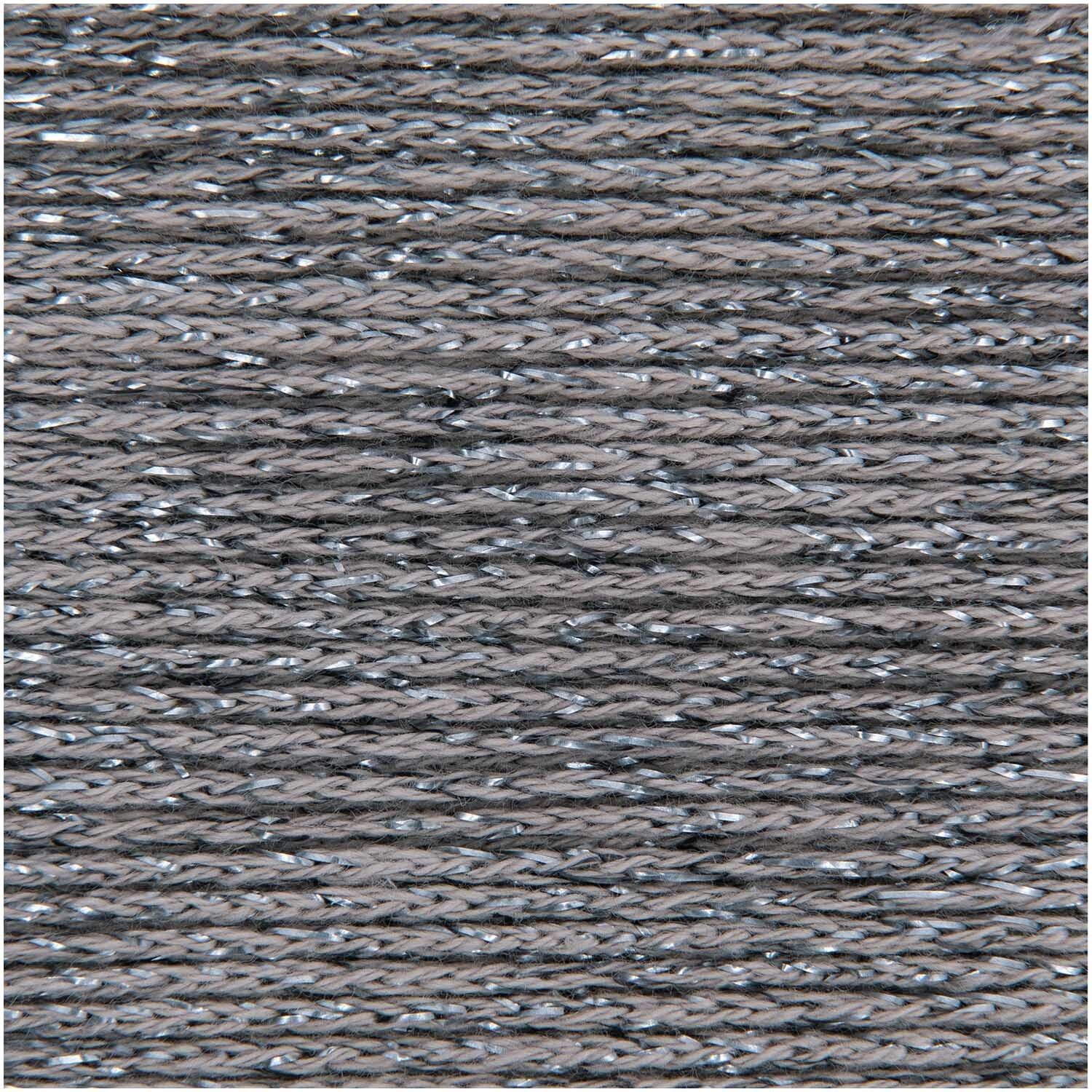 Fashion Cotton Métallisé dk von Rico Design in Eisen. Nahaufnahme von grauem, metallisch glänzendem Garn, ideal für kreative Strickprojekte.