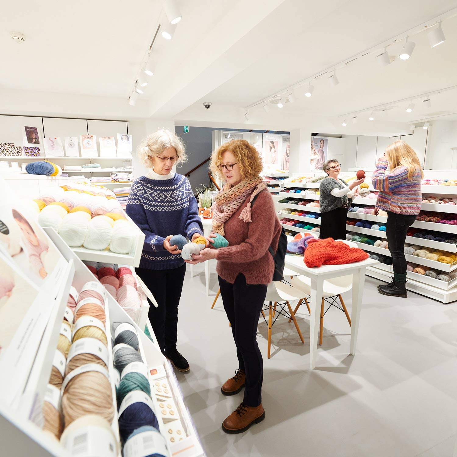 Personen in der Wolle Rödel Filiale, Beratung bei Wolle