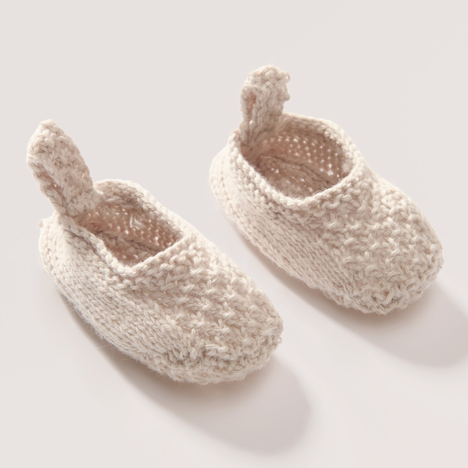 Rico Baby 043: Handgestrickte Babyschuhe aus weichem, organischem Baumwoll-Kaschmir-Garn in Natur. Ideal für empfindliche Babyfüße.