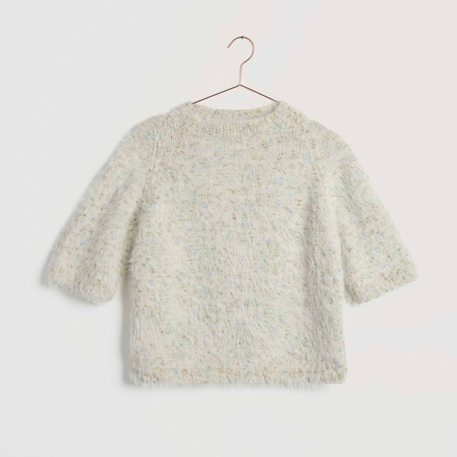 Strickset Shirt Modell 33 aus Lovewool No. 22, elfenbeinfarben, auf einem Kleiderbügel präsentiert. Ideal für Frühling und Sommer.