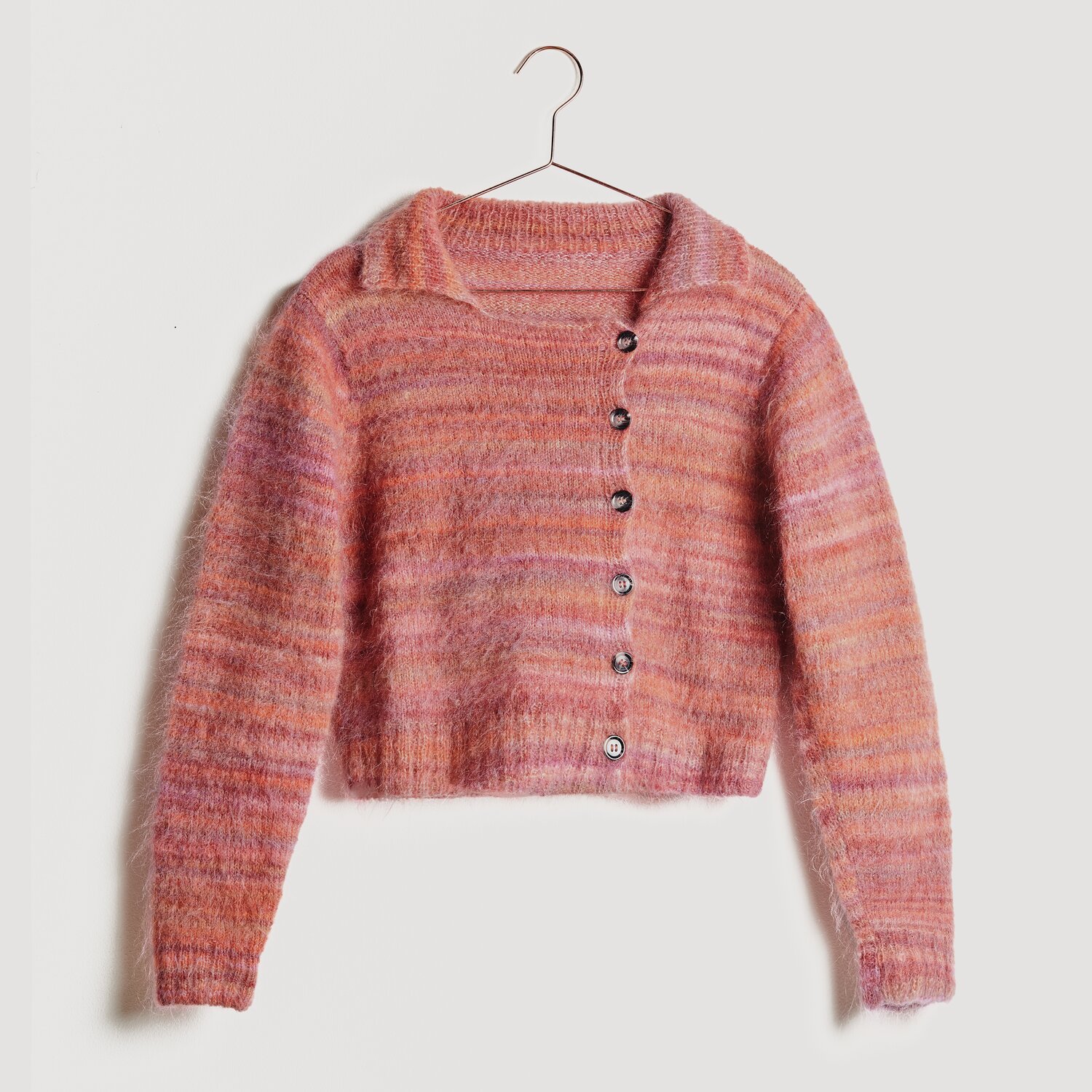 Rosa gestreifte Strickjacke mit Knöpfen, Modell Legeware. Die Jacke hat einen Kragen und ist aus weichem Material gefertigt. Perfekt für kühle Tage und stilvolle Outfits.