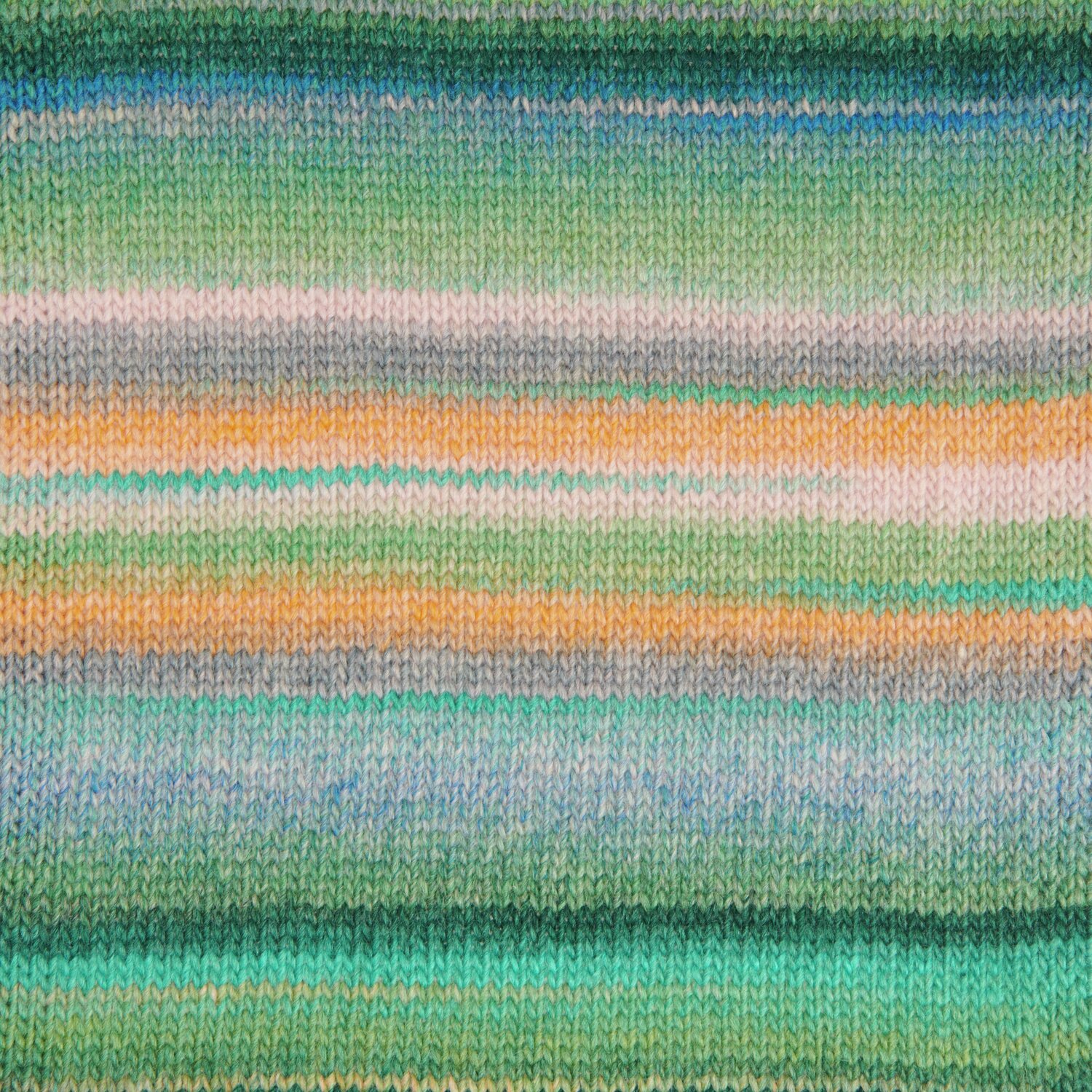 Creative Melange chunky, gestricktes Muster in Grün- und Blautönen mit gelben Akzenten.