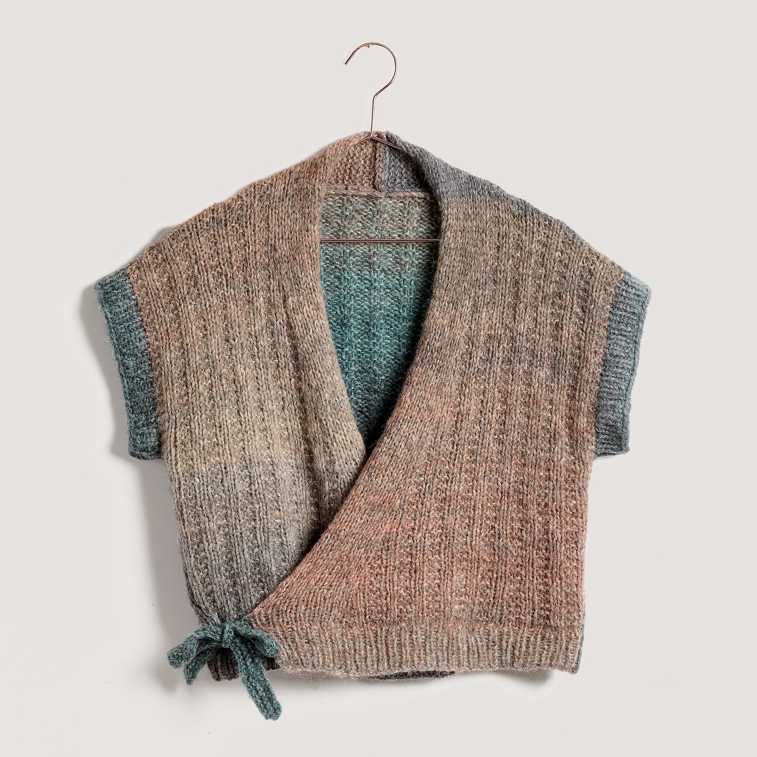 Strickset Weste Modell 15 aus Lovewool No. 23 zeigt eine kurzärmelige Wickelweste in herbstlich melierten Tönen von Rico Design, Fashion Merino Alpaca Fusion Chunky, 100g 280m
