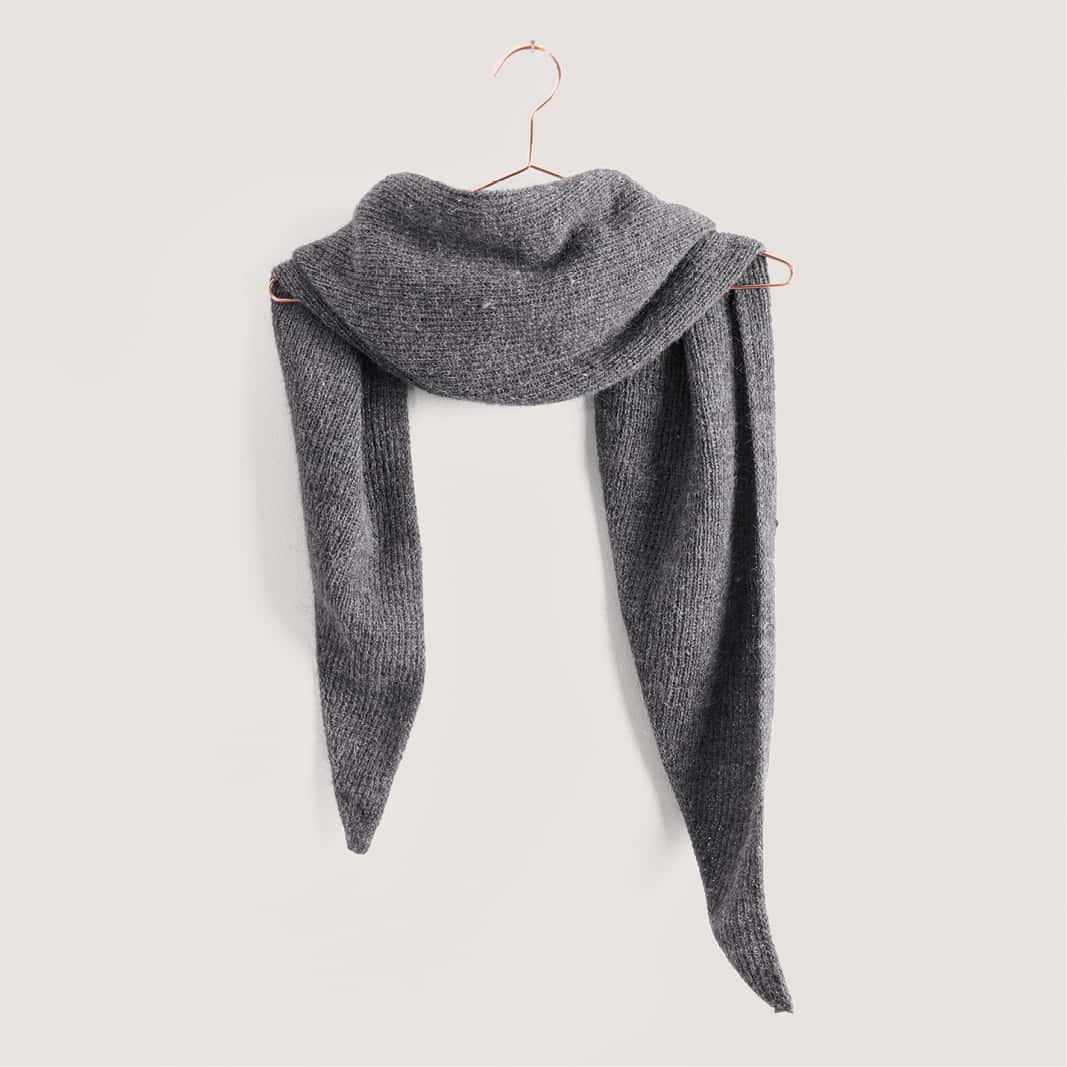 Gestricktes Tuch in Grau: Modell 02 aus dem Heft Made by Me Men No. 03
