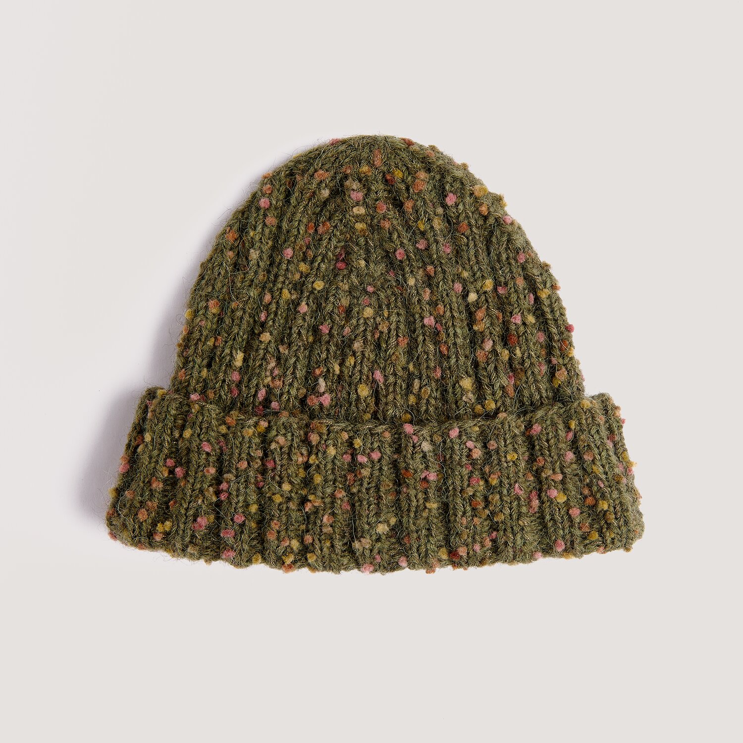 Strickset Mütze Modell 16a aus Lovewool No. 23, wärmende Beanie mit breitem Umschlag aus Rico Design, Strukturgarn in Grünton mit bunten Flöckchen, 50g 140m