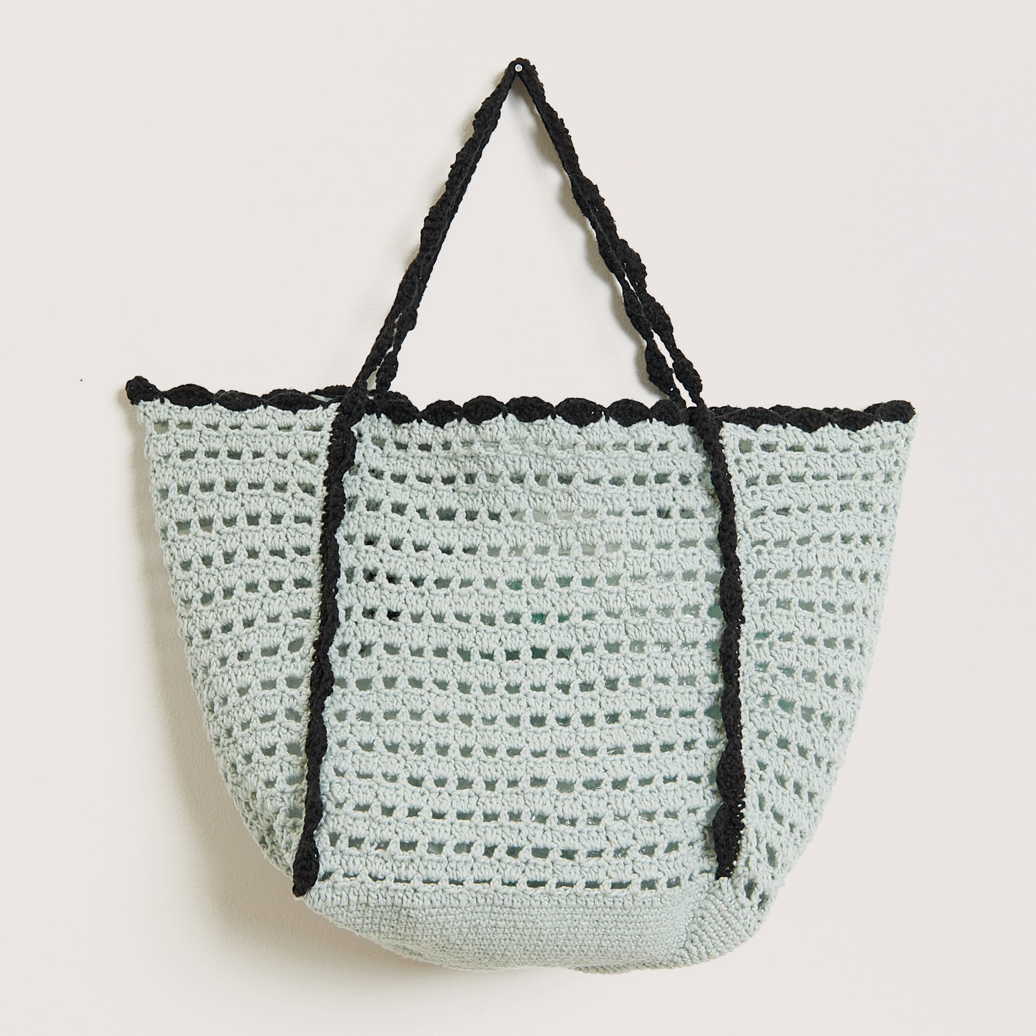 Essentials Super Cotton dk: Gehäkelte Tasche in Mint mit schwarzen Details, ideal für den Sommer. Perfekt für Rico Design Projekte.
