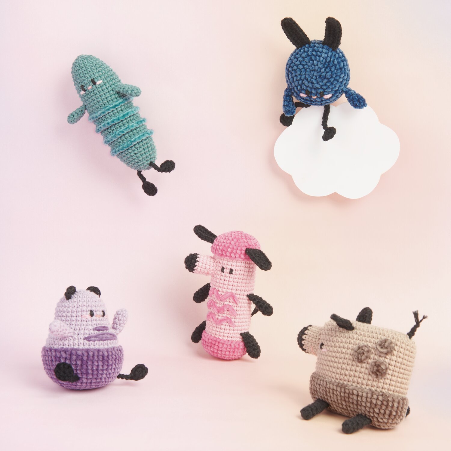 Ricorumi Rainbow Weirdos: Fünf bunte, gehäkelte Figuren von Rico Design auf pastellfarbenem Hintergrund.