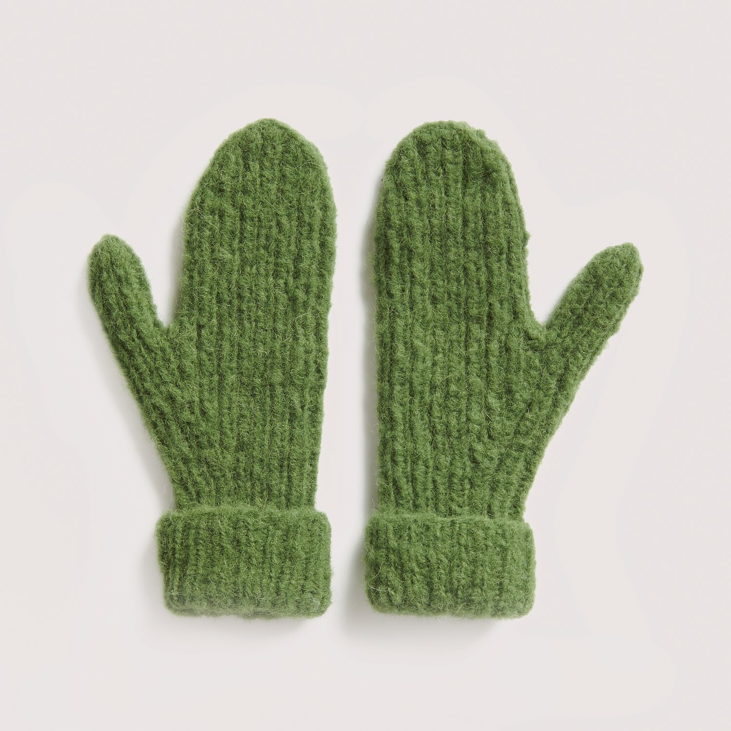 Strickset Handschuhe Modell 20 aus Luxury Knits: Grüne Fäustlinge aus Premium Natural Fibres auf hellem Hintergrund.