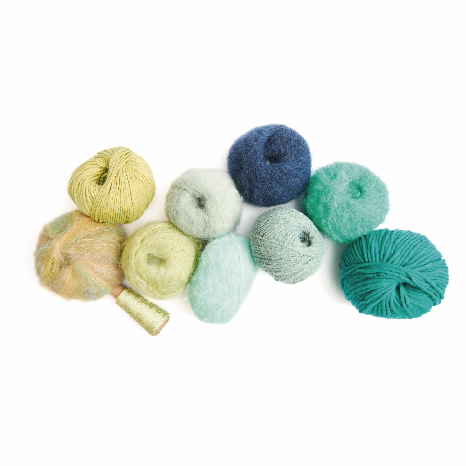 Made by Me No. 21 Herbst-Winter: Verschiedene Garnknäuel in Blau- und Grüntönen von Rico Design.