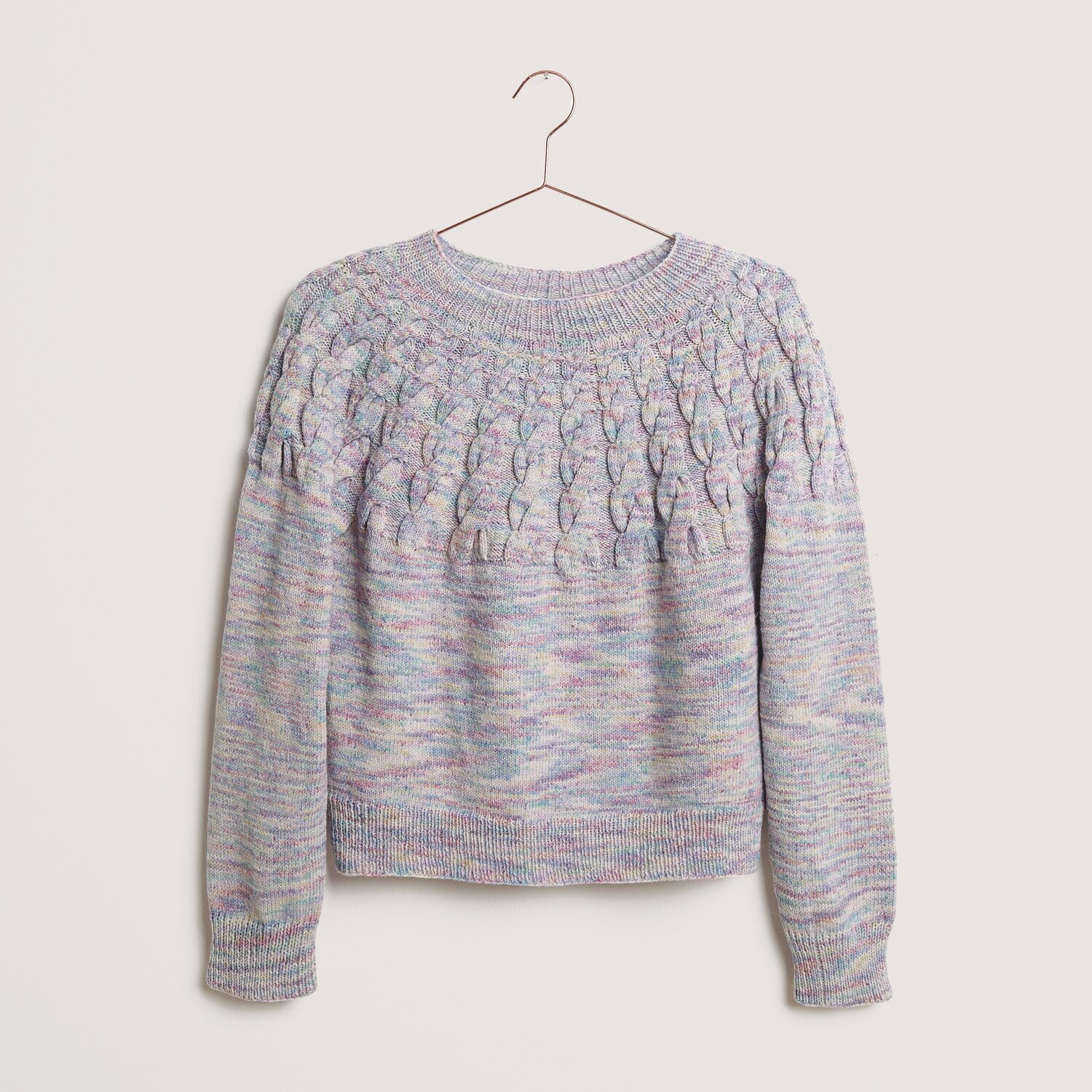 Gestrickter Pullover mit Strickmuster in hellen Farben Gestrickter Pullover mit Strickmuster in hellen Farben