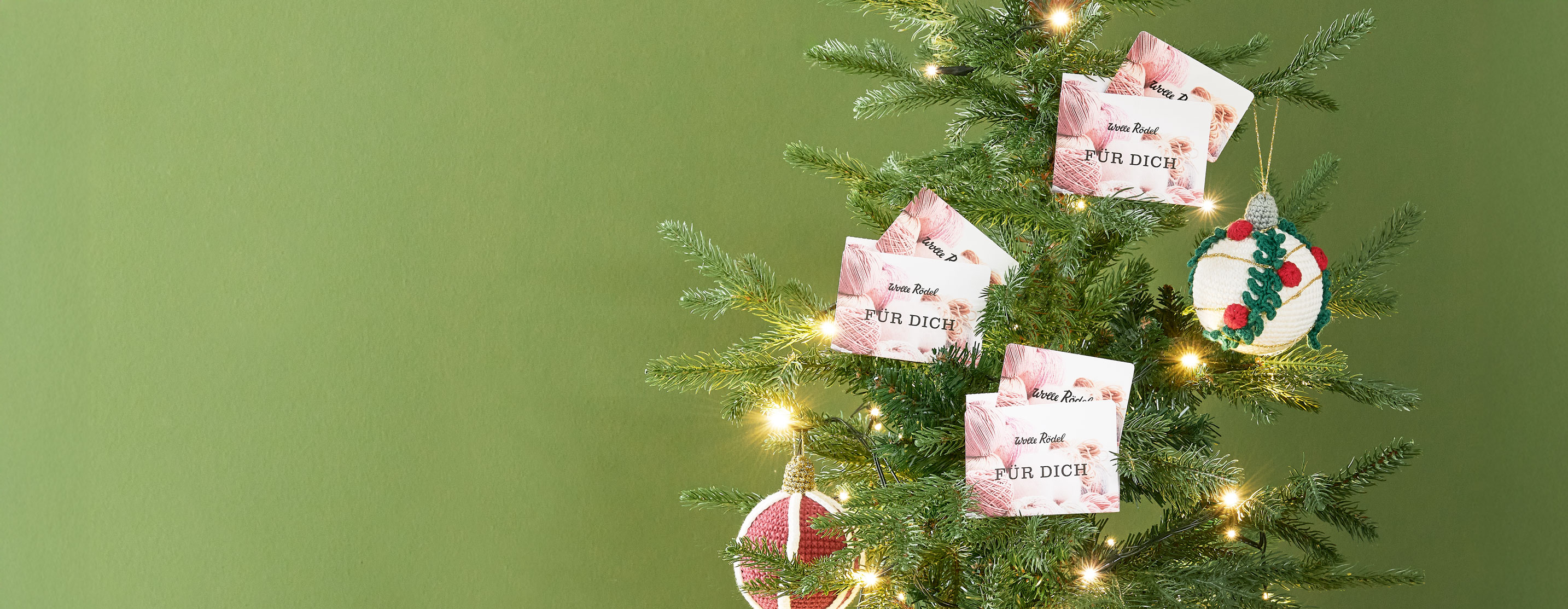 Tannenbaum mit 3 Geschenk-Karten und 2 gehäkelten Weihnachtskugeln