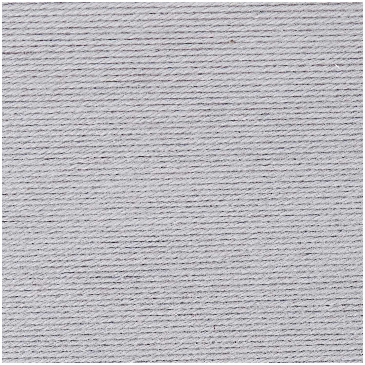 Sport- & Strumpfwolle Cotton Stretch in silbergrau von Wolle Rödel, 50g Knäuel, 210m Länge. Ideal für Strickprojekte.