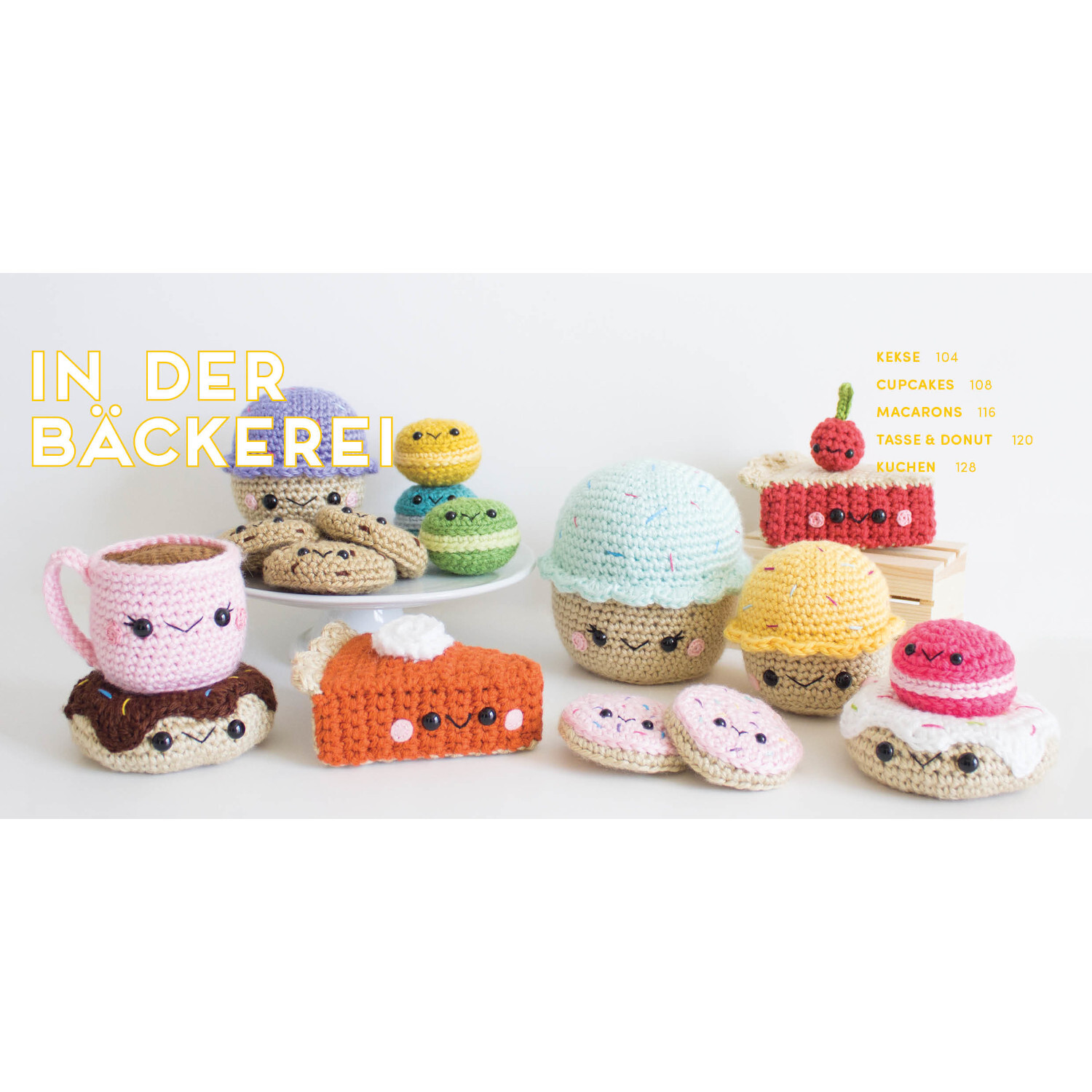 Meine kunterbunte Amigurumi-Welt: Bunte, gehäkelte Figuren wie Cupcakes und Kekse auf weißem Hintergrund.