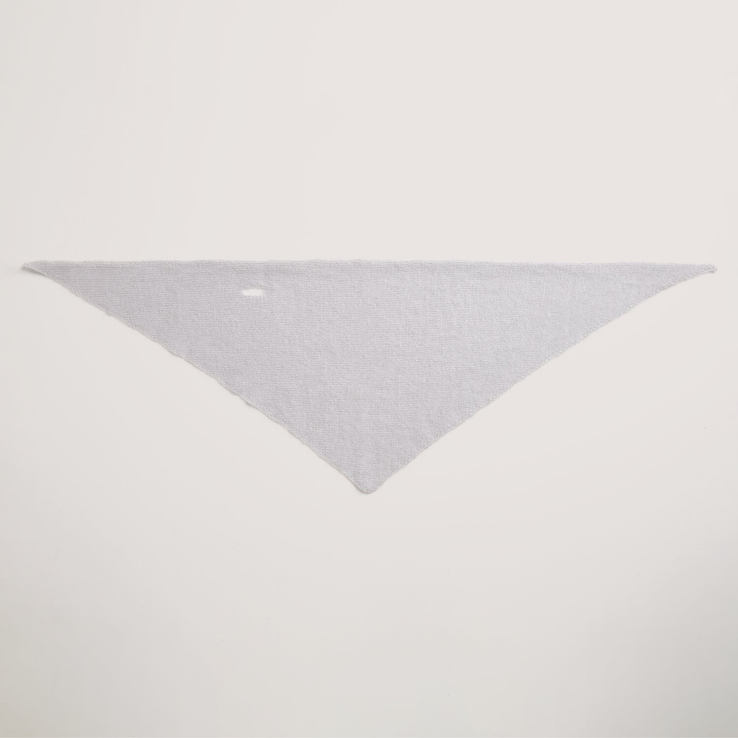 Die Neue Masche No. 14 Winter von idee. Creativmarkt Die Neue Masche No. 14 Winter: Dreieckstuch in hellem Grau, ideal für kalte Tage.