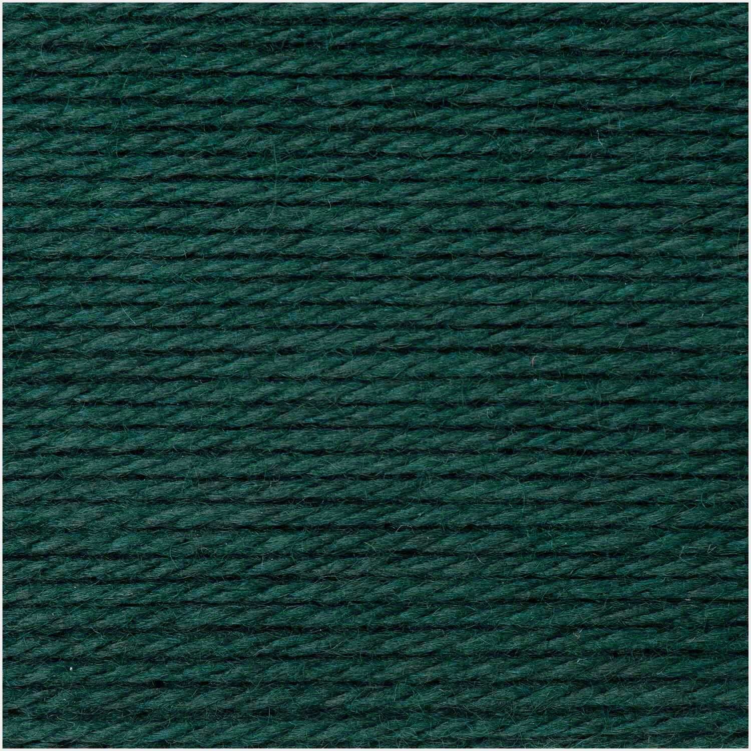 Essentials Merino Plus dk von Rico Design in Efeu-Grün, 50g Knäuel mit 125m Länge, Nahaufnahme der weichen Wollstruktur.