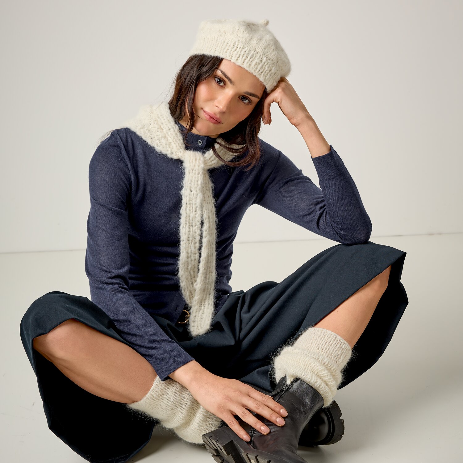Strickset Dreieckstuch Modell 19 aus Luxury Knits Little Pieces, weiches Set aus Schal, Mütze und Stulpen aus flauschigem Garn, getragen von sitzendem Model