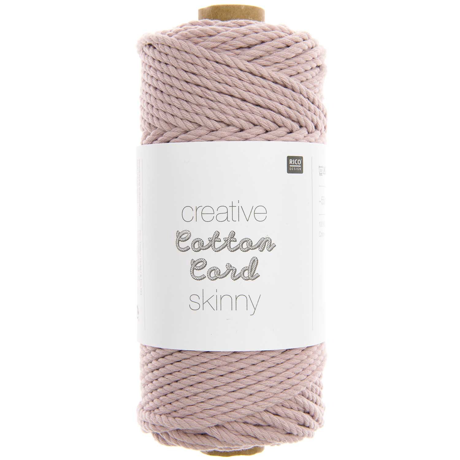 Creative Cotton Cord skinny Makramee-Garn in Silbergrau von Rico Design, 190g, 55m, aufgerollt. Ideal für kreative Makramee-Projekte.