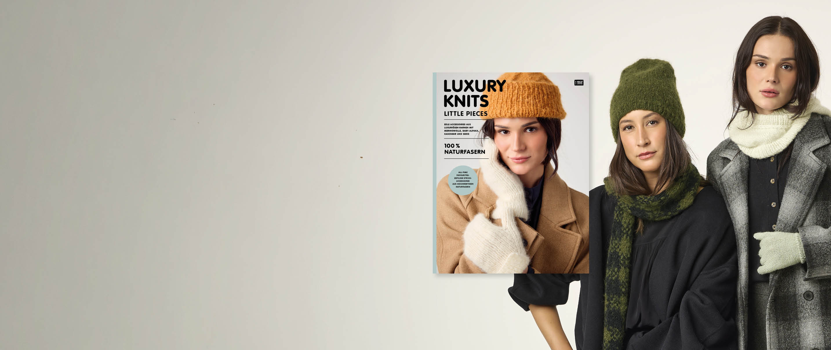 Zwei Frauen tragen Strickmütze, Strickschal und Loop und Handschuhe, daneben Anleitungsheft Luxury Knits - Little Pieces