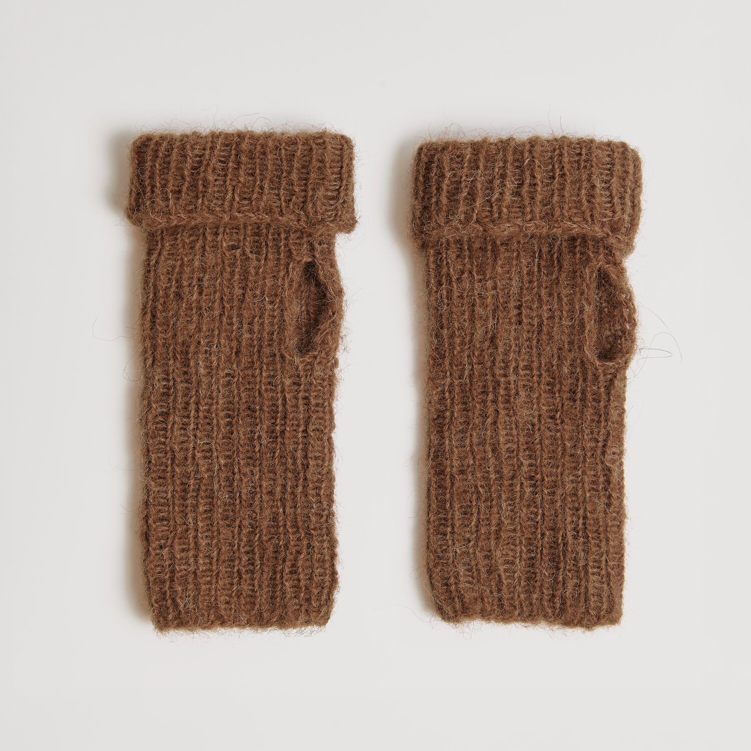 Strickset Handstulpen Modell 09 in Nougat aus Alpaka-Baumwoll-Mischung. Ideal für Herbstmode.