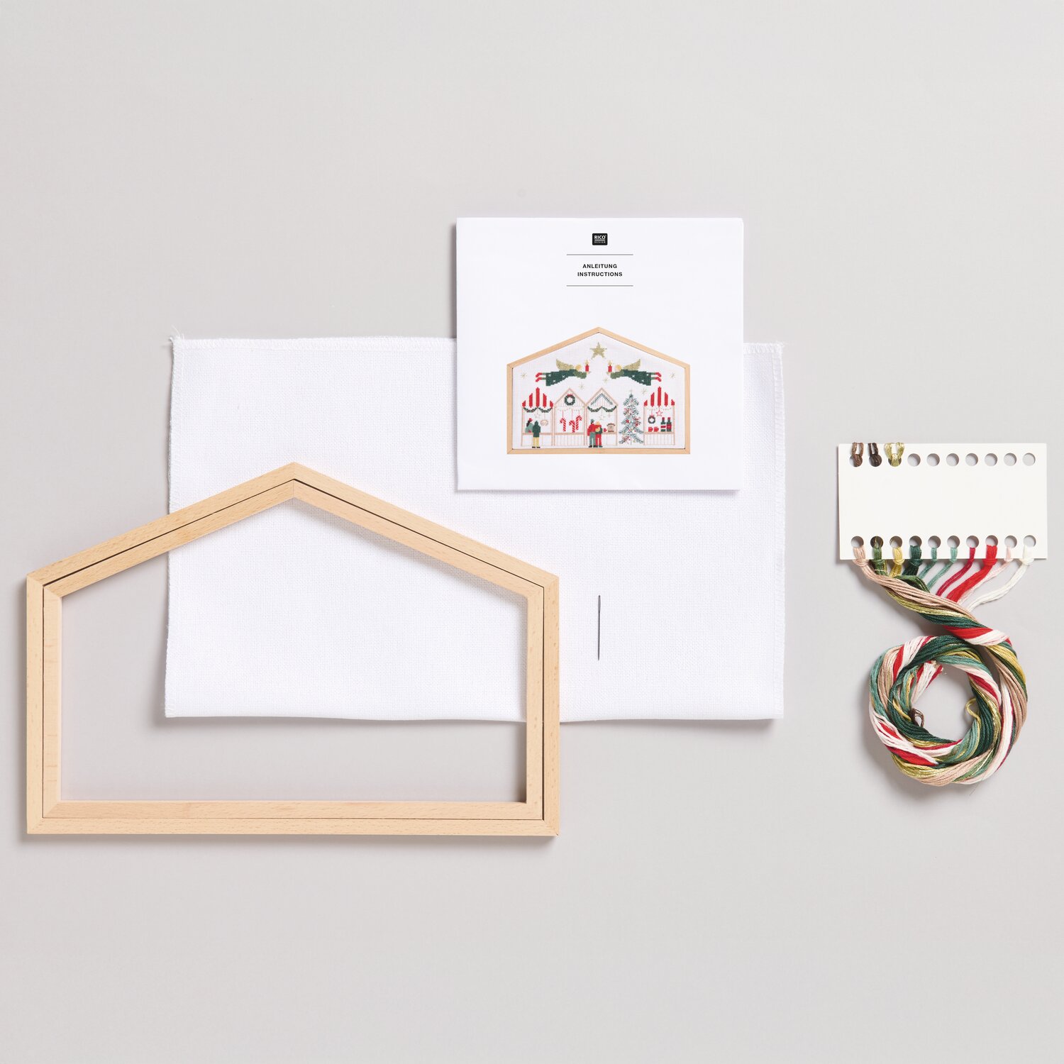 Stickpackung Weihnachtsmarkt 27,5x19cm von Rico Design Stickpackung Weihnachtsmarkt: Set mit Holzrahmen, Stickgarn und Anleitung, ideal für kreative Projekte.