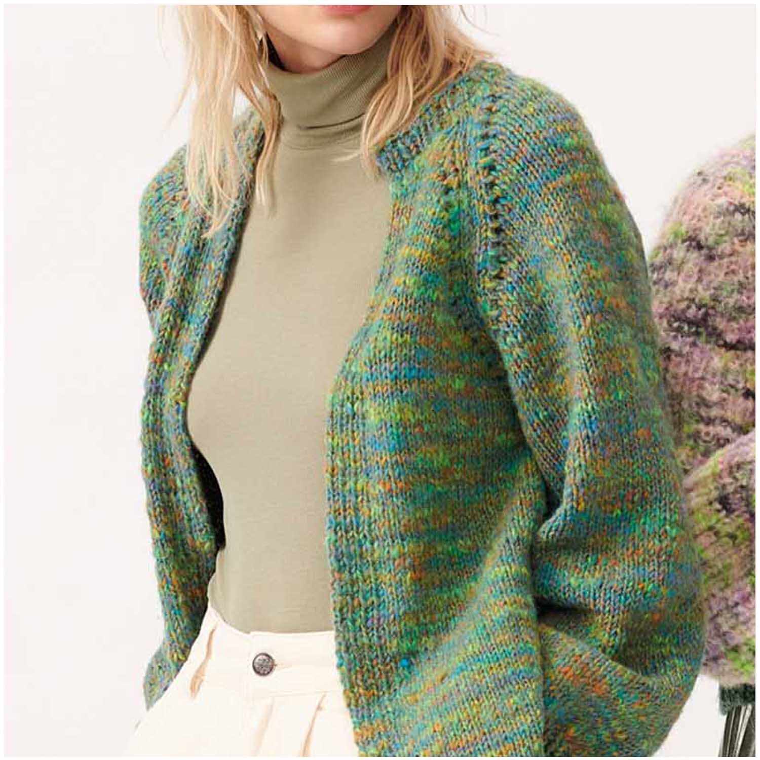 Fashion Alpaca Tweed chunky 50g 90m Farbe Grün von Rico Design Fashion Alpaca Tweed chunky: Frau trägt gestrickte grüne Jacke von Rico Design, kombiniert mit beigem Rollkragenpullover.