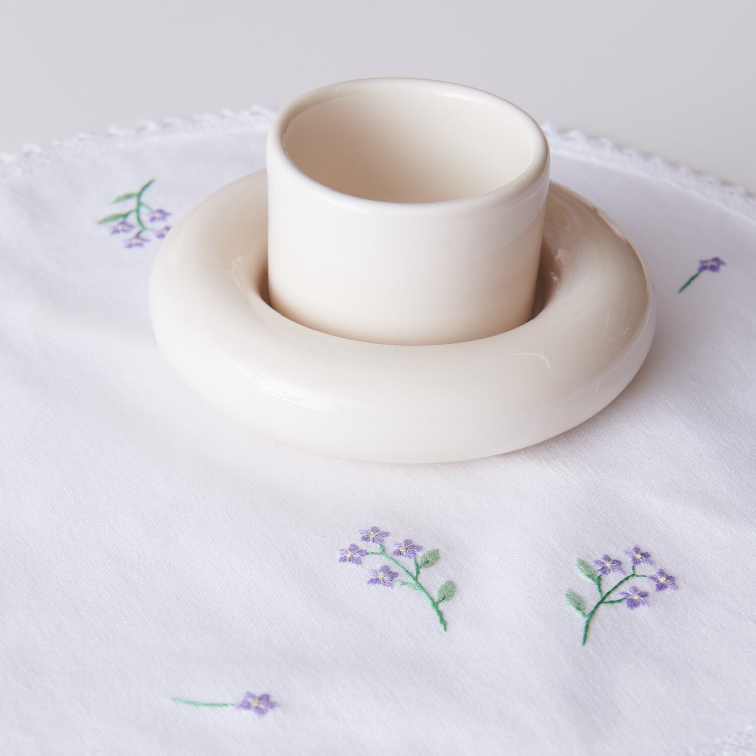 Stick & Stitch Packung Blumenkränze XL 13 Stück: Weißer Stoff mit lila Blumenstickerei.