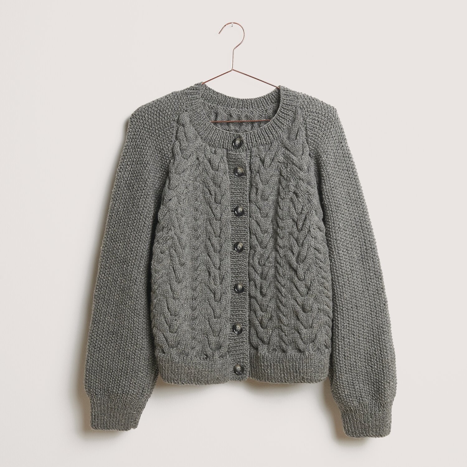 Gestrickte Jacke Gestrickte Jacke mit Strickmuster in dunkelgrau