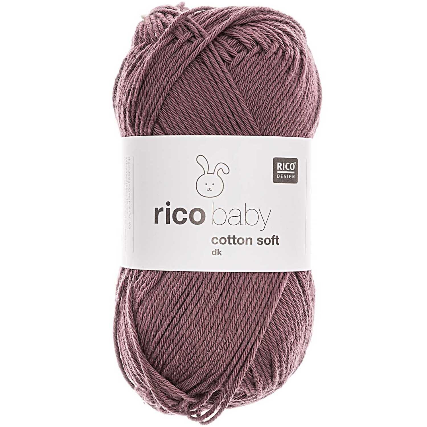 Rico Baby Cotton Soft dk in Pflaume, 50g Knäuel, 125m Länge, ideal für weiche Babybekleidung.