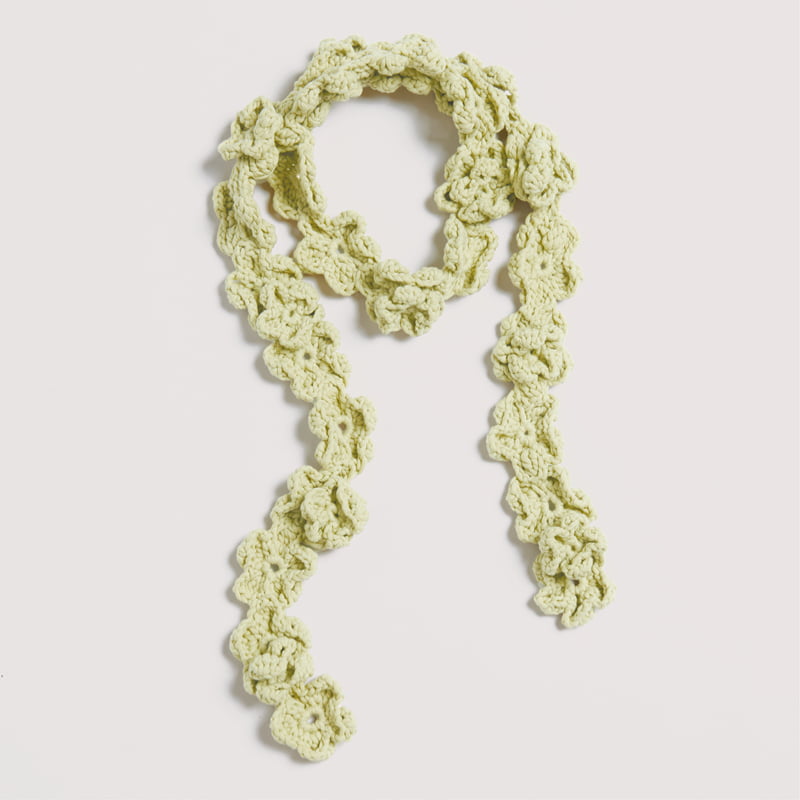 Gehäkelter Schal aus Blumen in Hellgrün: Modell 26 aus dem Heft Made by Me No. 22