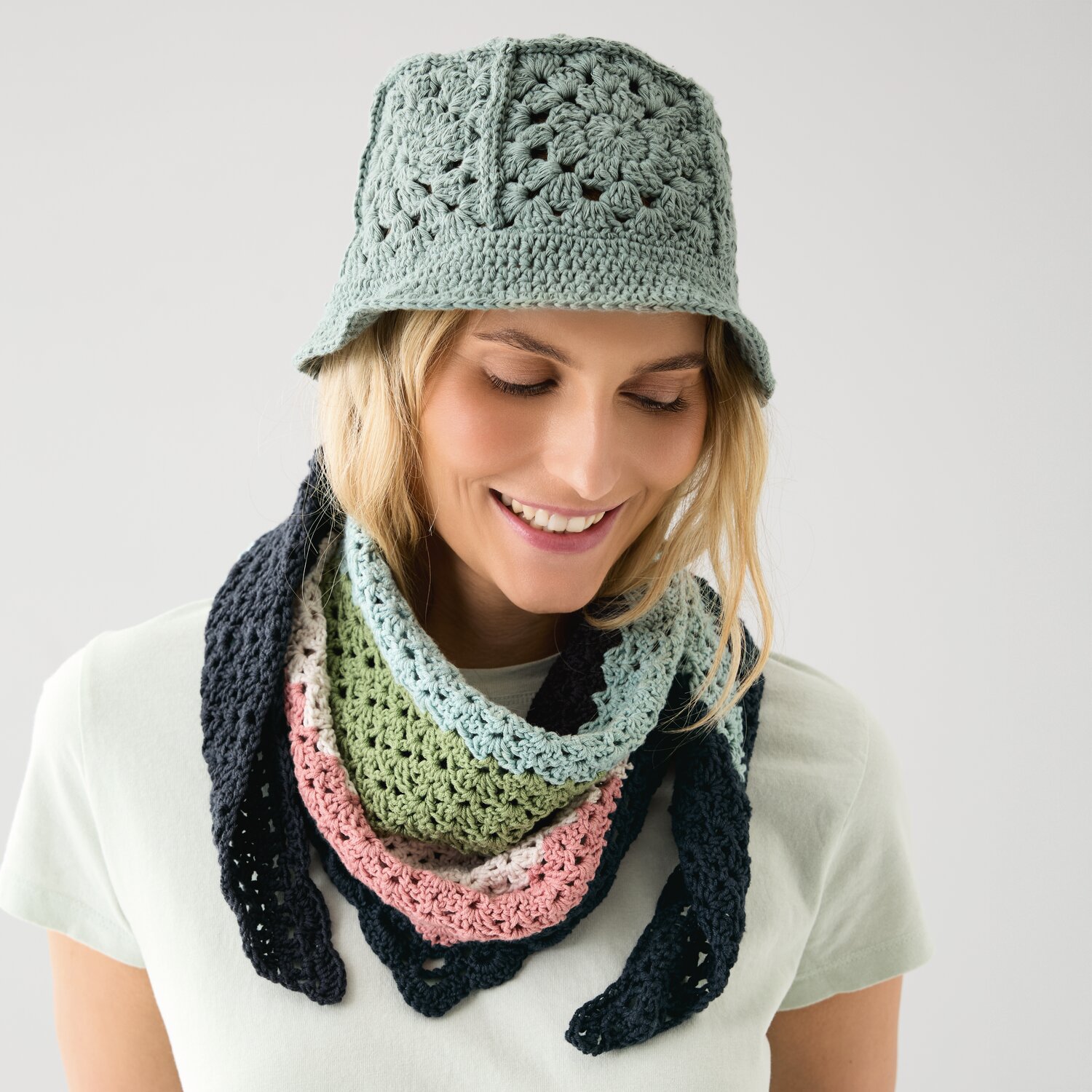 Häkelset Dreieckstuch Modell 02 A aus Die Neue Masche No. 15, buntes Tuch mit grünem Hut.