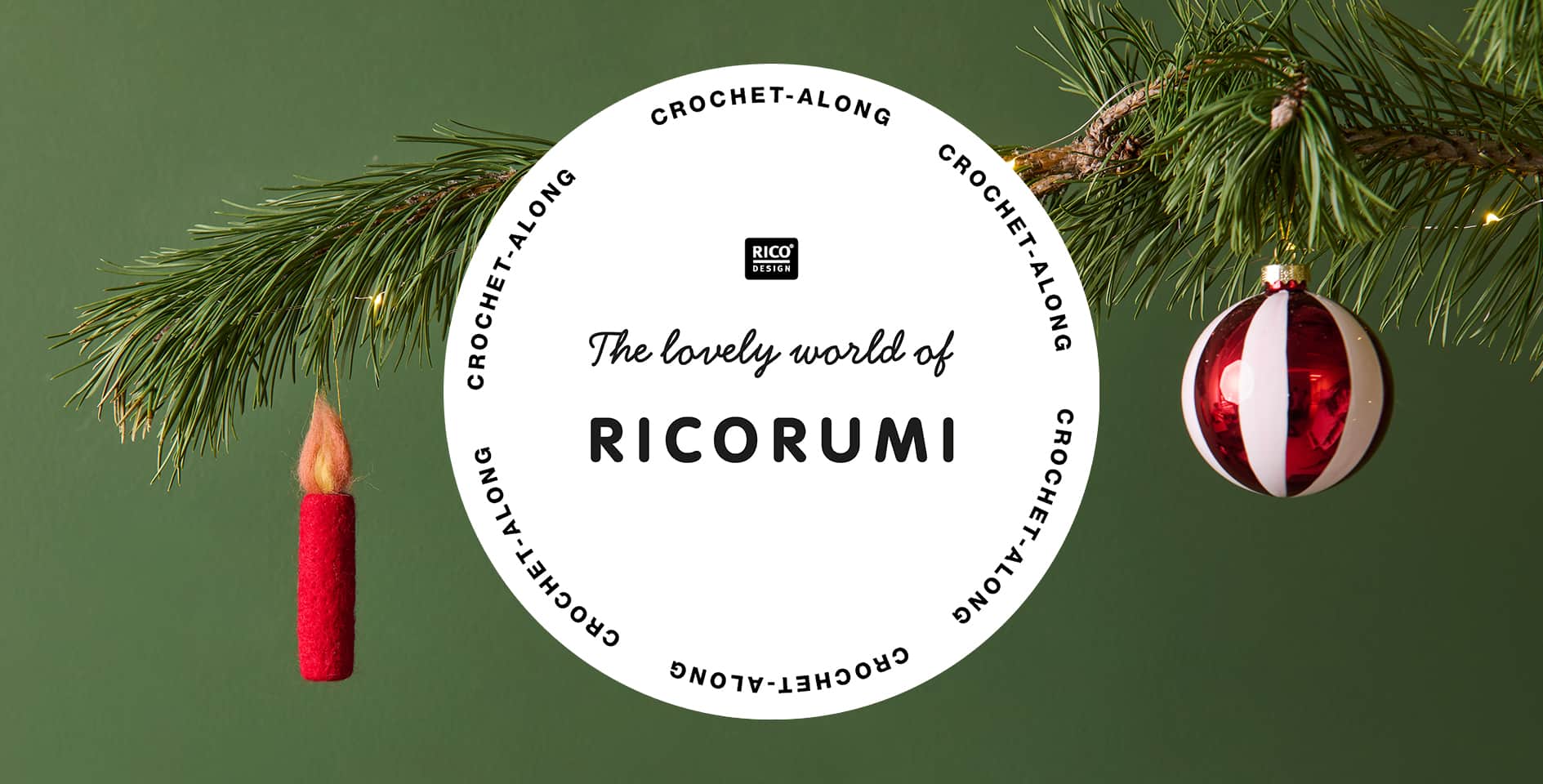 Ein Tannenzweig ist mit Weihnachtsanhängern geschmückt. Davor ein Logo von Ricorumi.