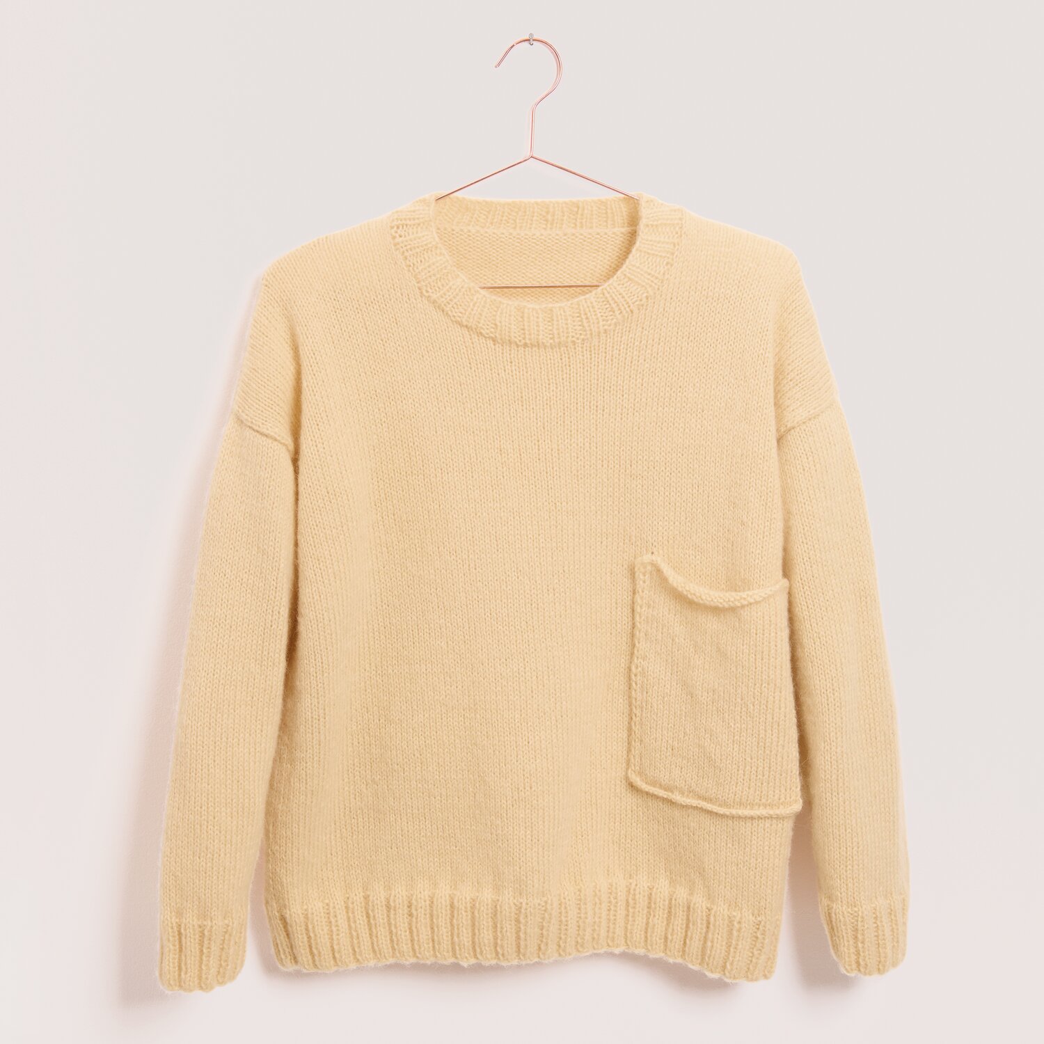 Luxury Merino Alpaca Dream aran Pullover mit großem aufgesetztem Tascheinsatz, gestrickt aus Rico Design Garn in sanftem Beigeton, 50g 125m Knäuel